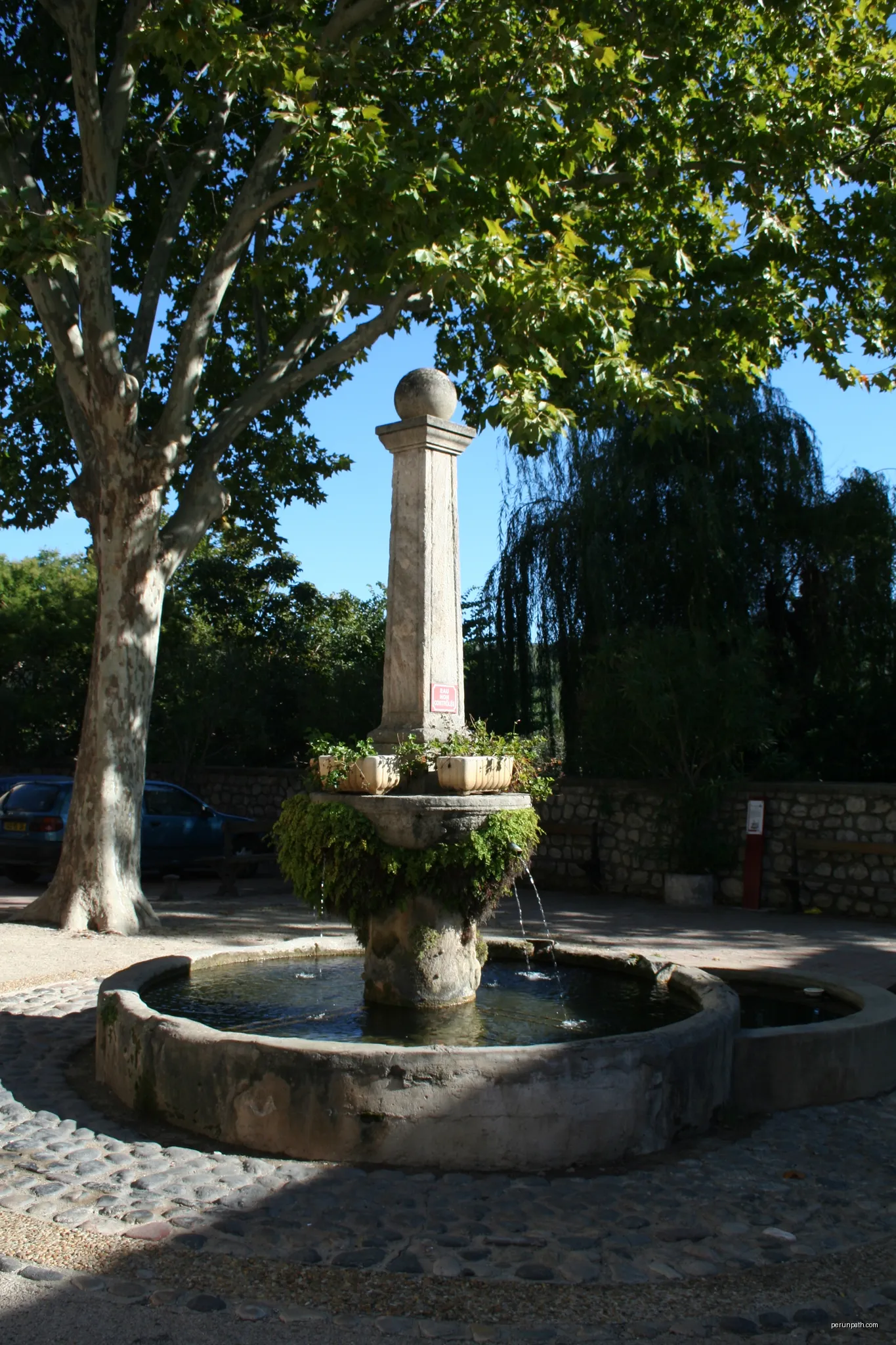 Cabrières (Hérault) - fontaine. | Autor: Fagairolles 34 | Licencja: CC BY-SA 4.0 | Źródło: Wikimedia Commons