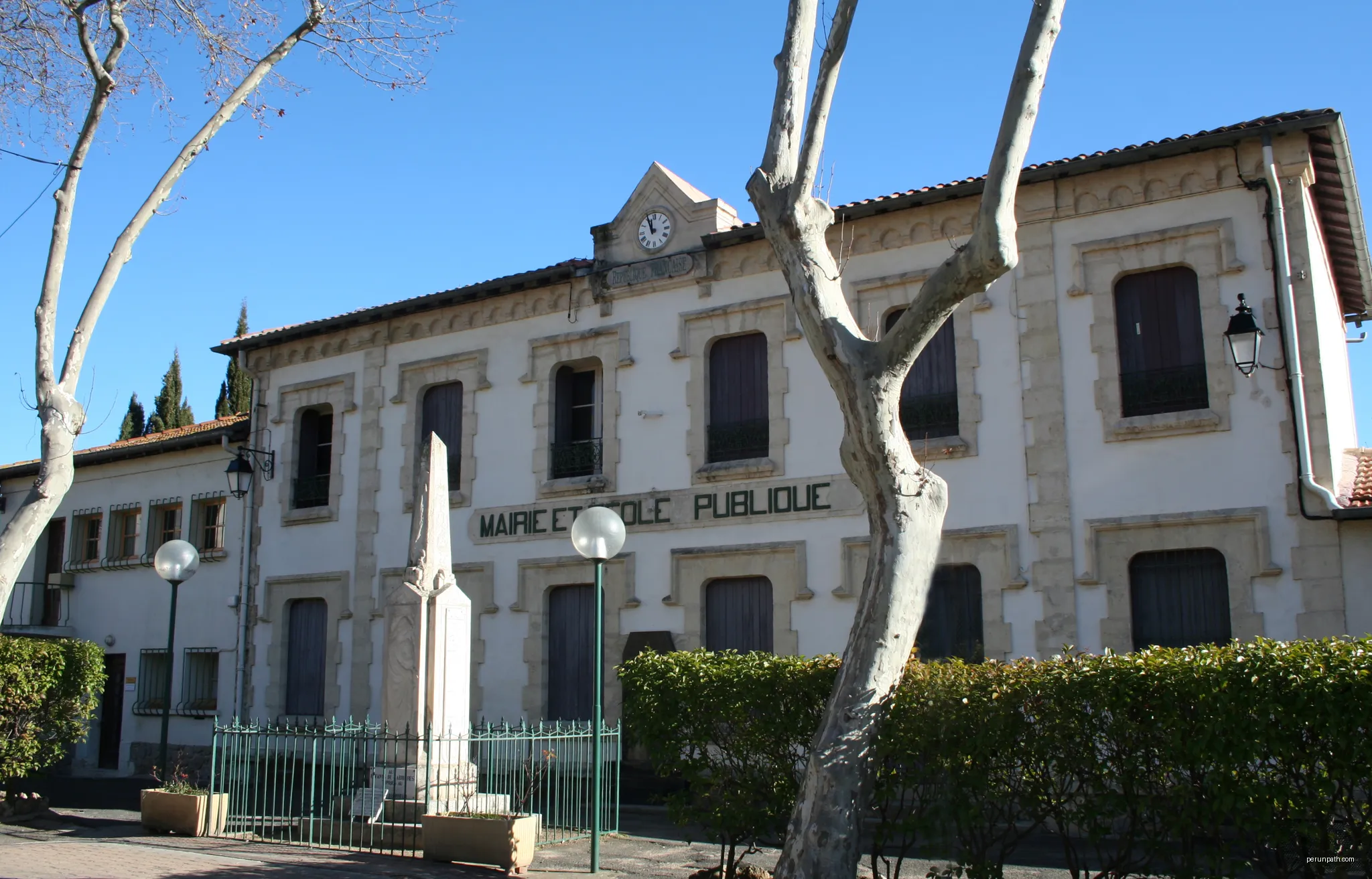 Cabrières (Hérault) - mairie, école, monument aux morts. | Autor: Fagairolles 34 | Licencja: CC BY-SA 4.0 | Źródło: Wikimedia Commons