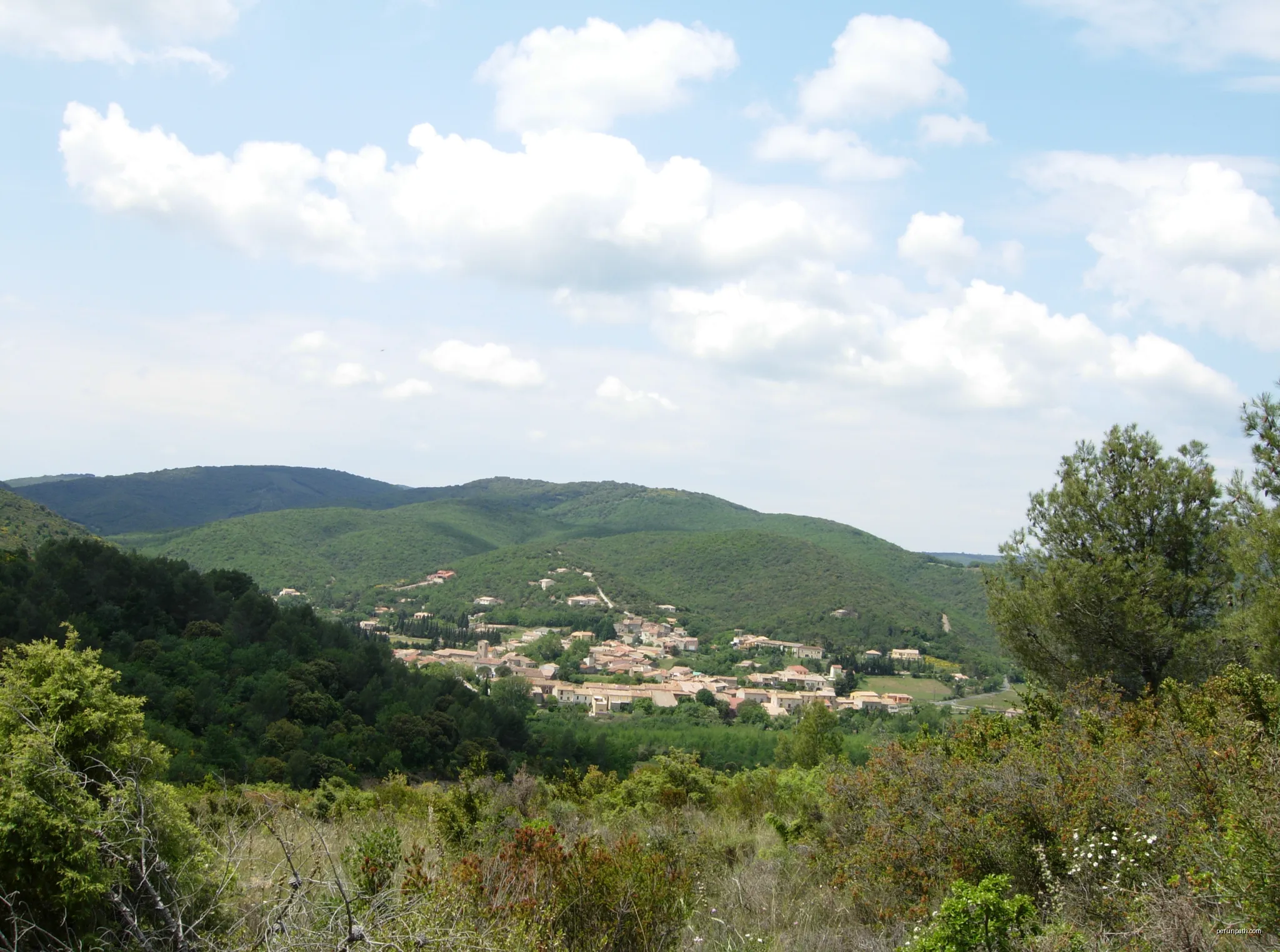 Cabrières (Hérault) - Vue générale. | Autor: Fagairolles 34 | Licencja: CC BY-SA 4.0 | Źródło: Wikimedia Commons