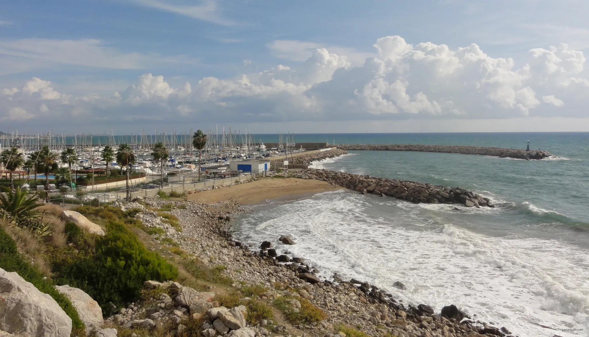 This is a a photo of a beach in Catalonia, Spain, with id: | Autor: Isidro Jabato | Licencja: CC BY-SA 3.0 | Źródło: Wikimedia Commons