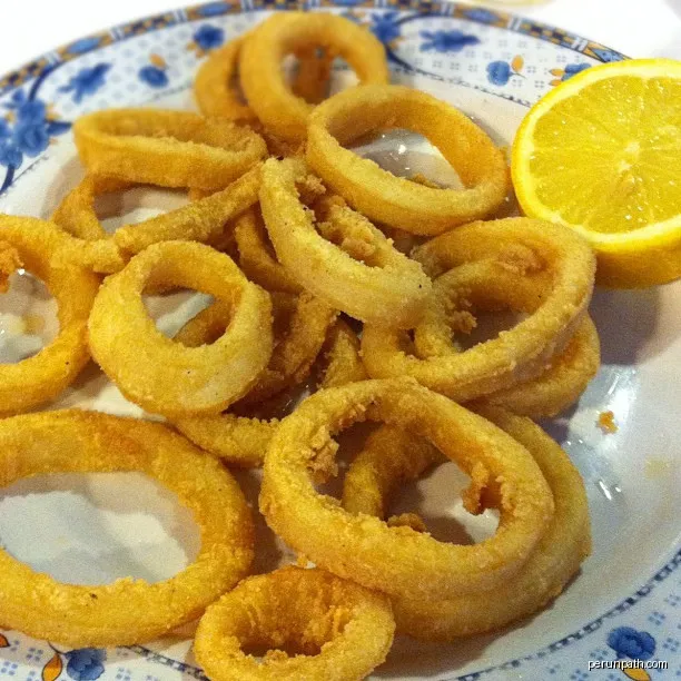 Calamares a la andaluza. | Autor: demi | Licencja: CC BY 2.0 | Źródło: Wikimedia Commons