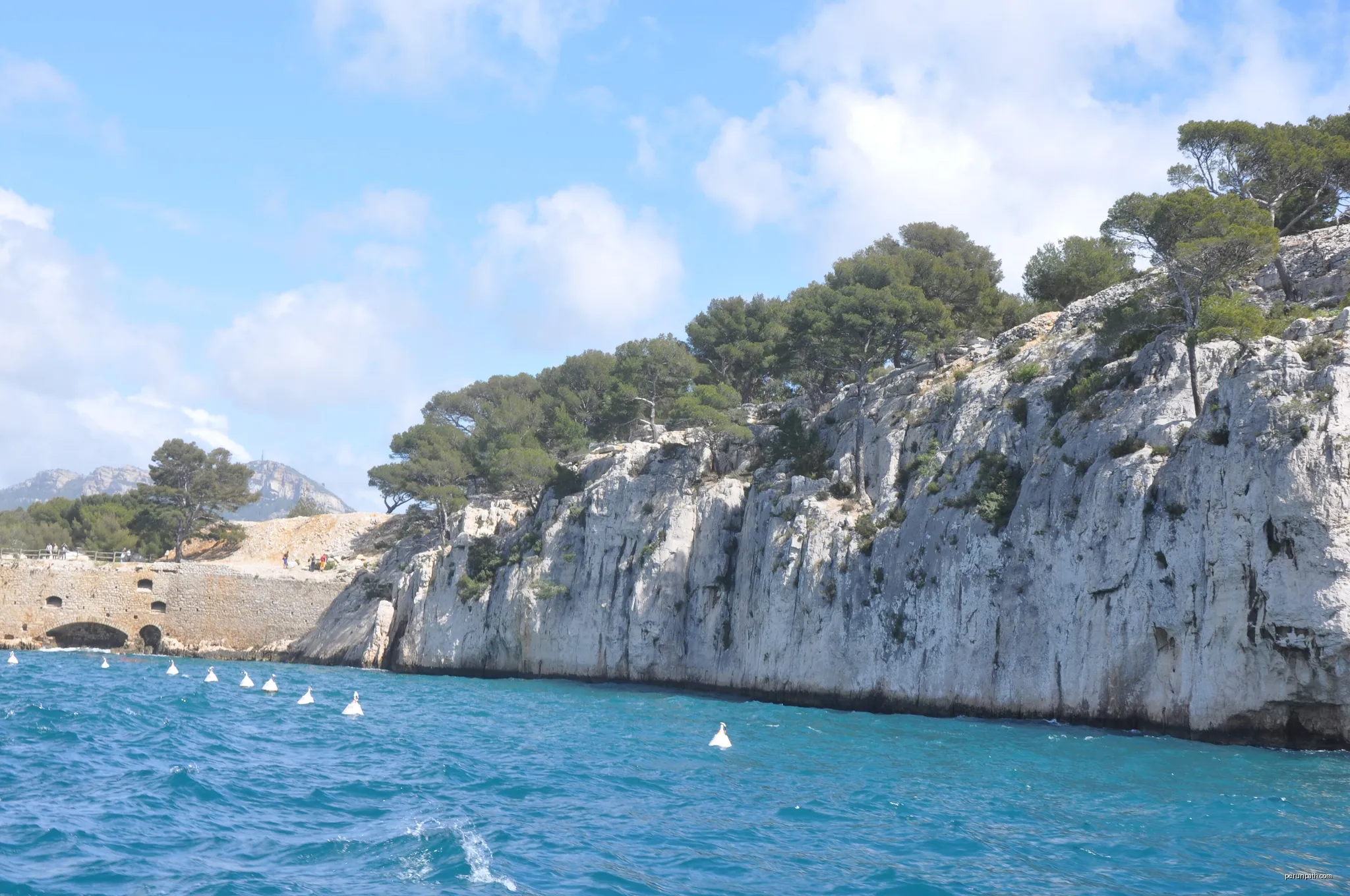 Calanque de Port Miou; Cassis, Provence-Alpes-Côte d'Azur, France | Autor: M.Strīķis | Licencja: CC BY-SA 3.0 | Źródło: Wikimedia Commons