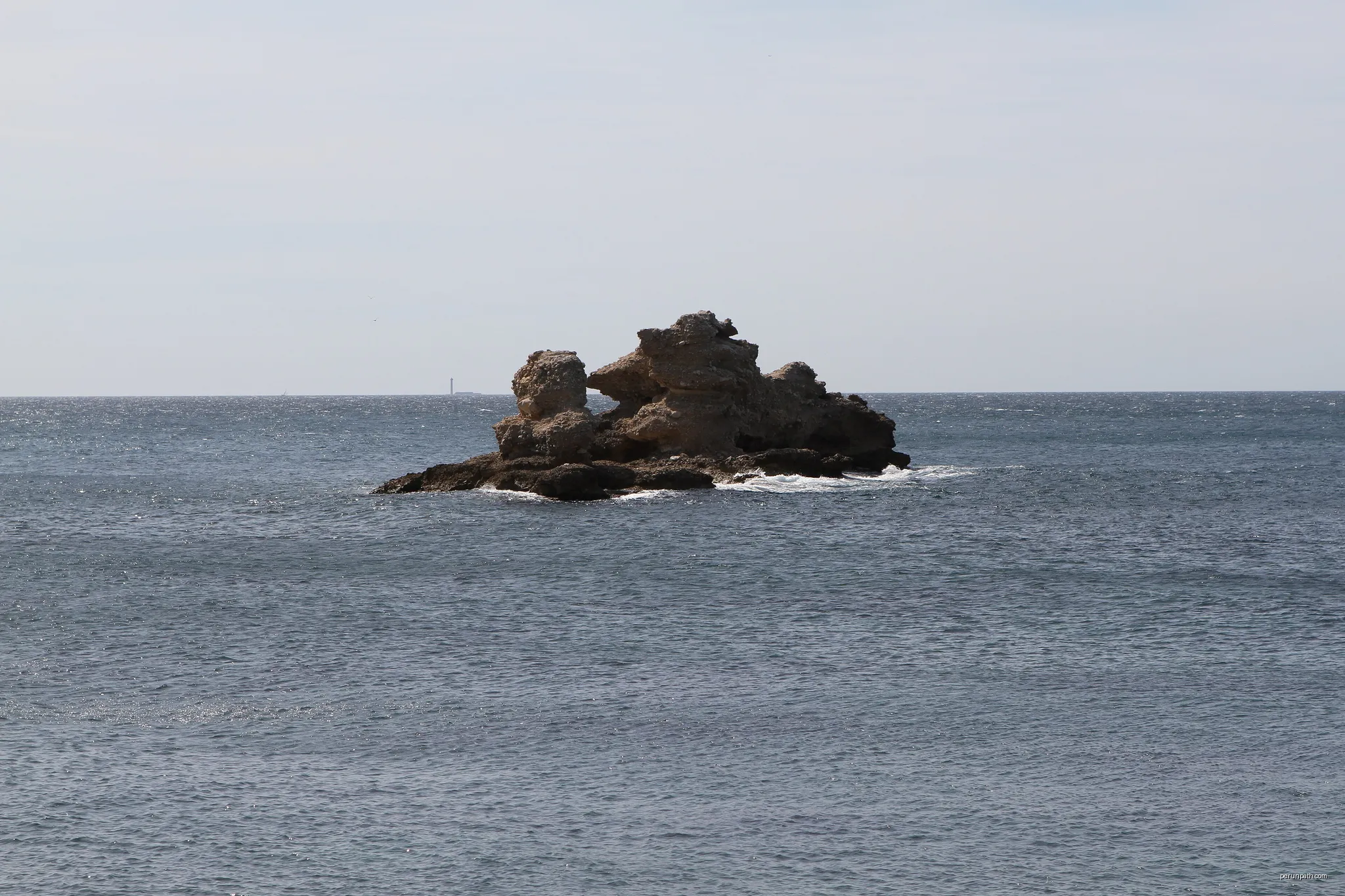 Petit îlot dans la calanque des Eaux-salées, Carry-le-Rouet (Bouches-du-Rhône, France) | Autor: Georges Seguin (Okki) | Licencja: CC BY-SA 4.0 | Źródło: Wikimedia Commons