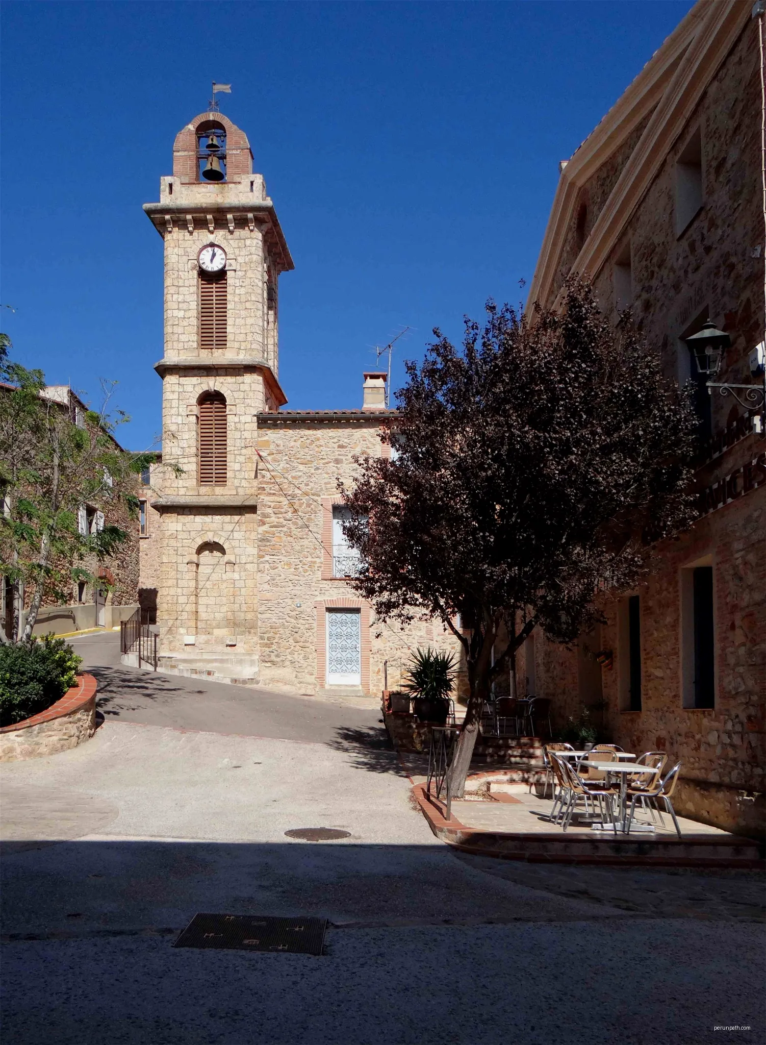 Clocher-tour de l'église paroissiale Saint-Paul, Calce, Pyrénées-Orientales. | Autor: Wayne77 | Licencja: CC BY-SA 4.0 | Źródło: Wikimedia Commons