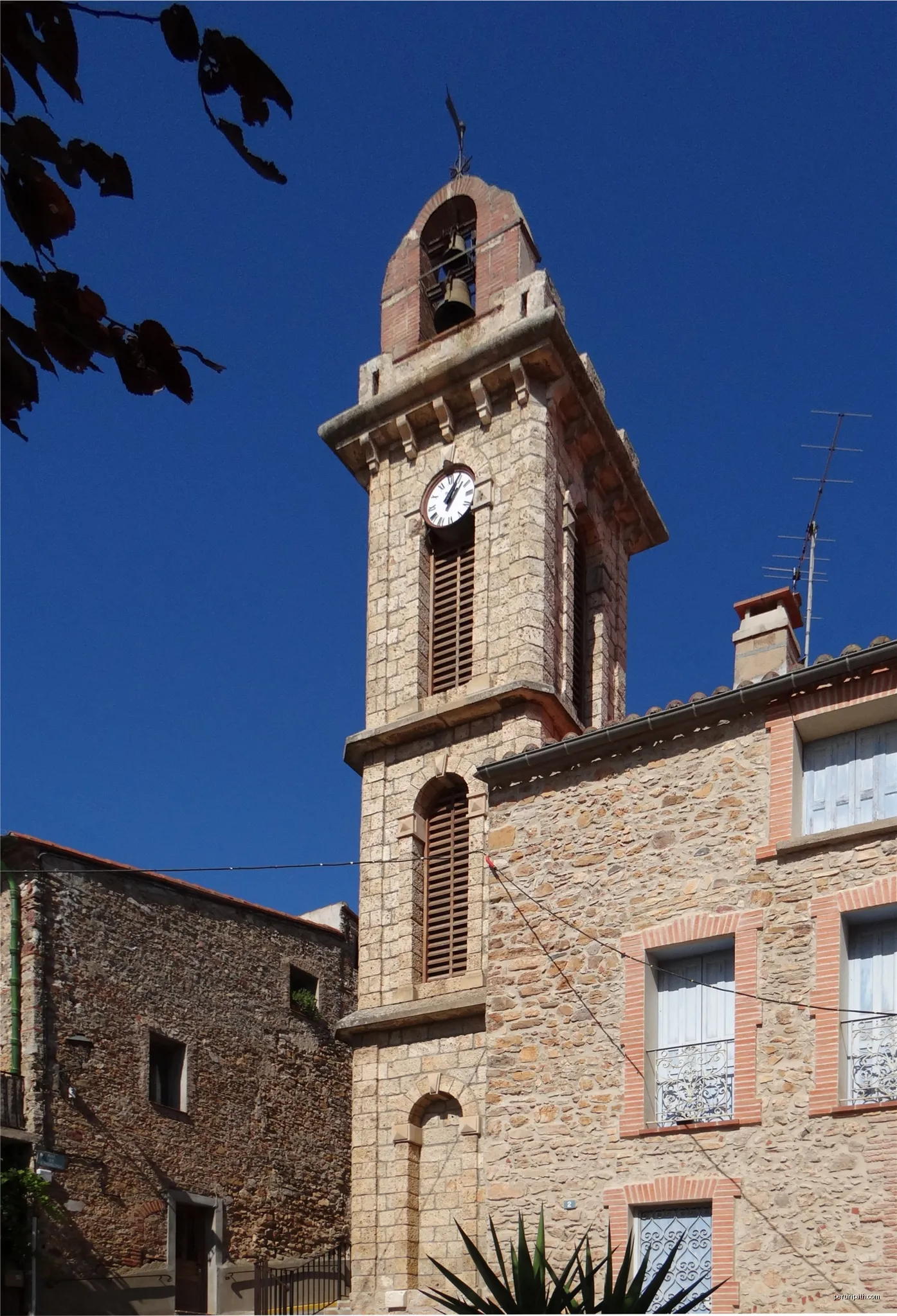 Clocher-tour de l'église paroissiale Saint-Paul, Calce, Pyrénées-Orientales. | Autor: Wayne77 | Licencja: CC BY-SA 4.0 | Źródło: Wikimedia Commons