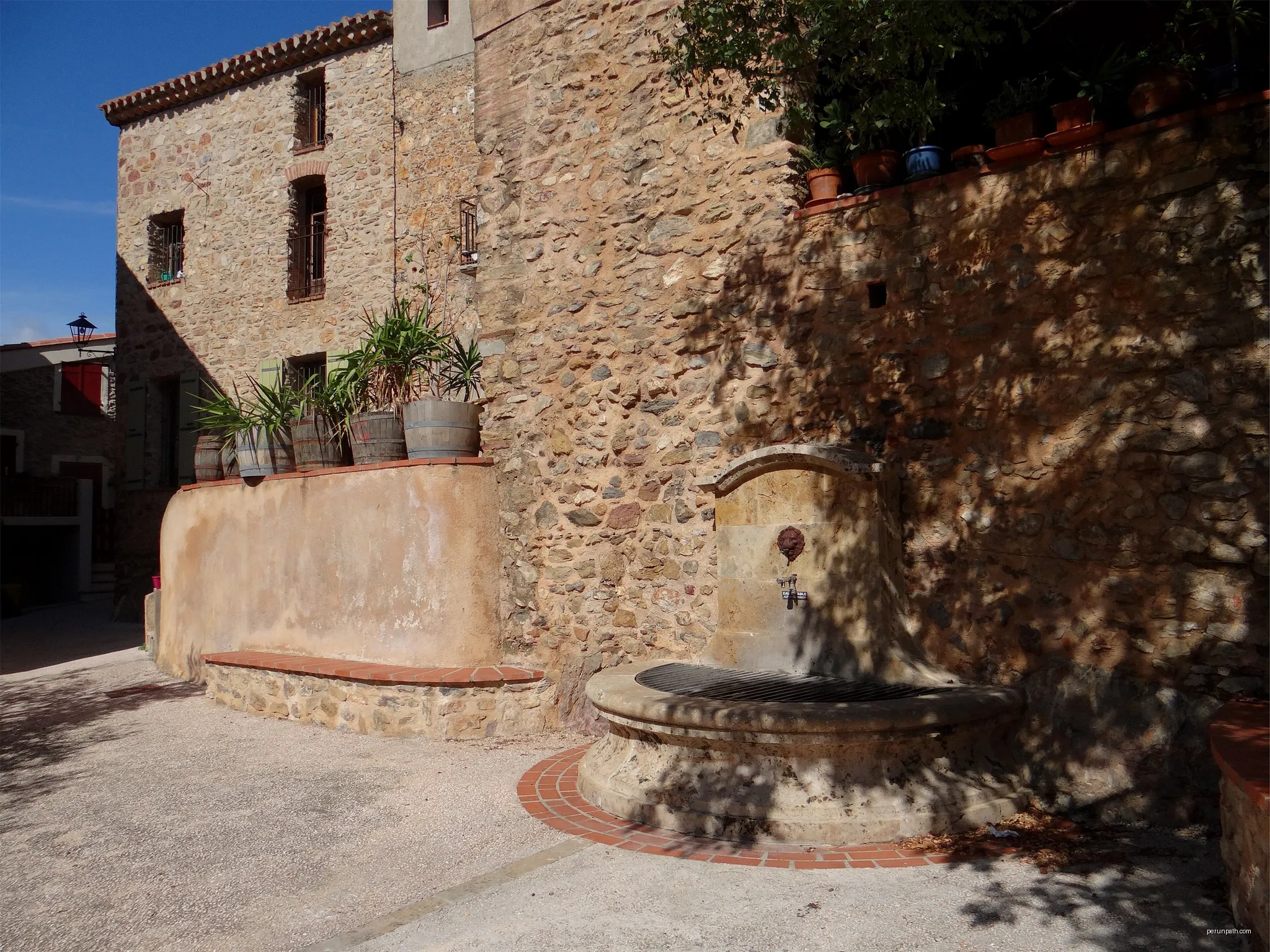 Fontaine à l'entrée de la rue du four, Calce, Pyrénées-Orientales. | Autor: Wayne77 | Licencja: CC BY-SA 4.0 | Źródło: Wikimedia Commons
