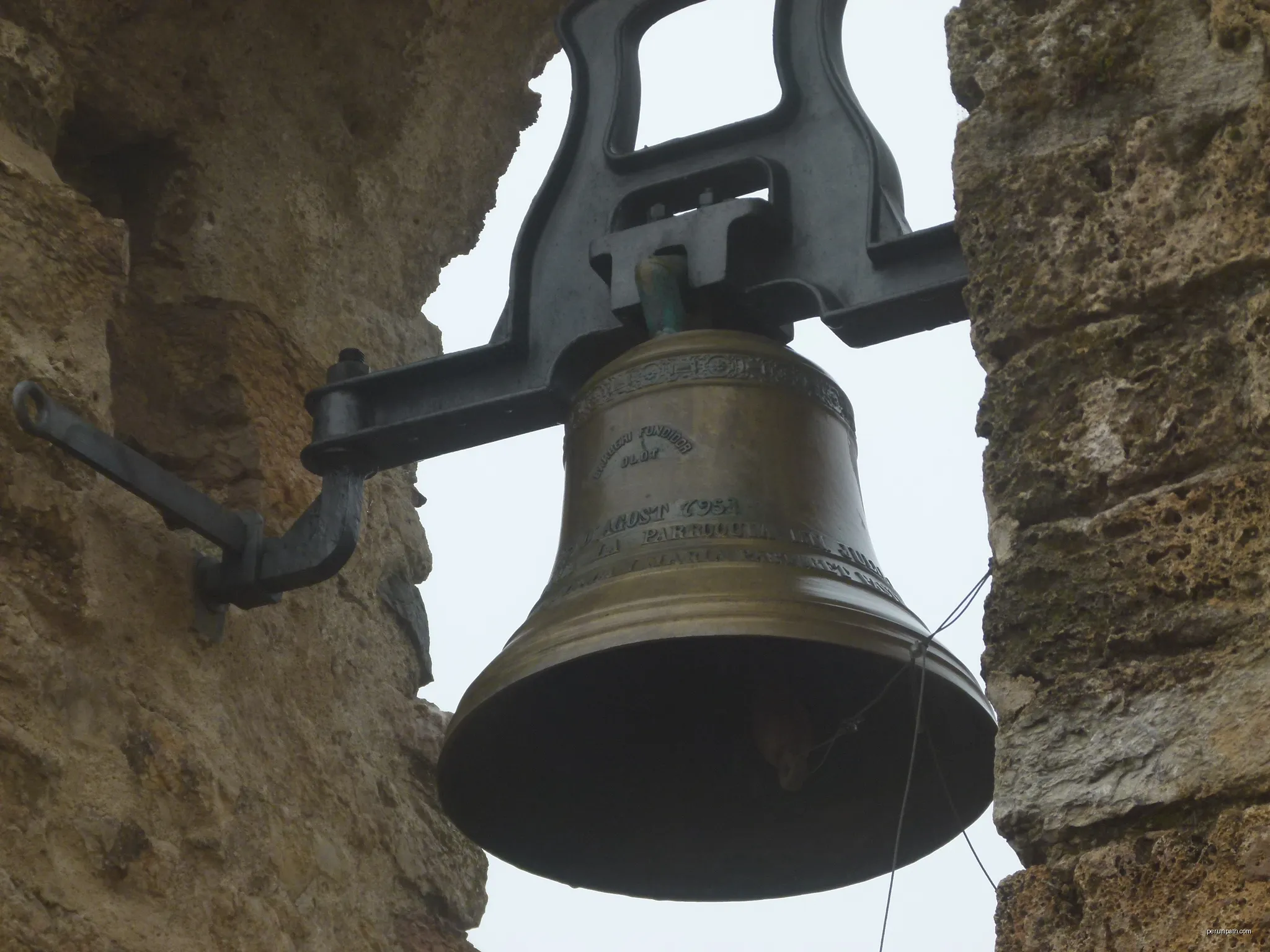 Campana de l'església d'Abella fosa el 1952 | Autor: Jordi Iparraguire | Licencja: CC BY-SA 4.0 | Źródło: Wikimedia Commons