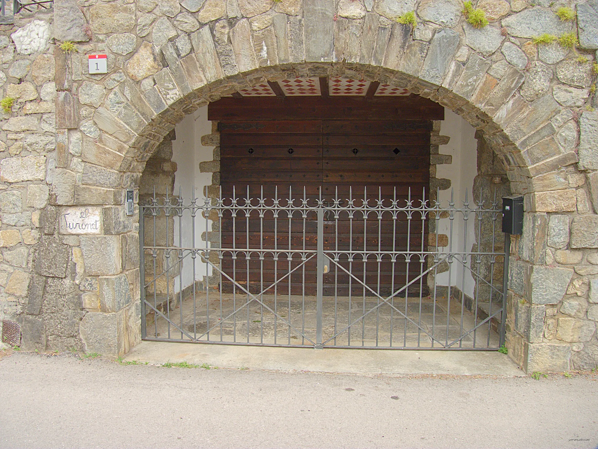 N° 1 carrer del Castell, Camprodon (Ripollès, Gérone, Catalogne, Espagne) | Autor: Bertrand GRONDIN  → (Talk) | Licencja: CC BY-SA 3.0 | Źródło: Wikimedia Commons