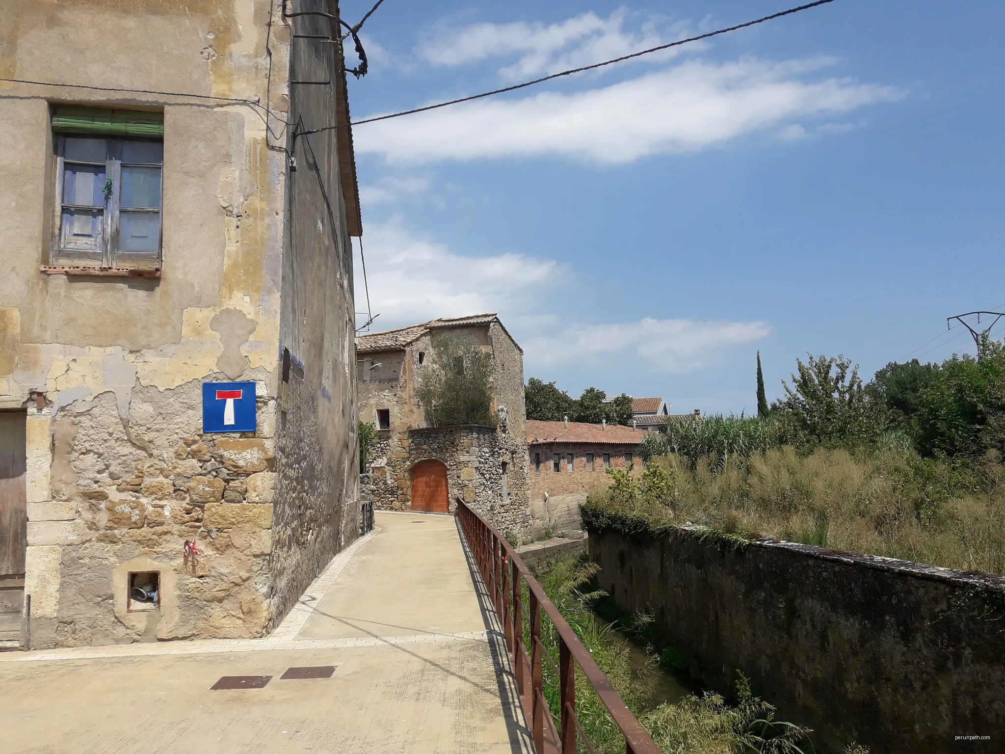 Can Beia, a Serinyà. | Autor: pere prlpz | Licencja: CC BY-SA 3.0 | Źródło: Wikimedia Commons