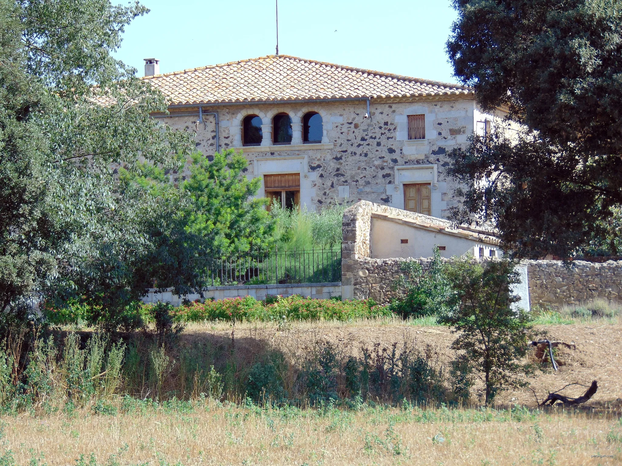 Can Garrofa (Aiguaviva) | Autor: Josep Maria Viñolas Esteva | Licencja: CC BY-SA 4.0 | Źródło: Wikimedia Commons