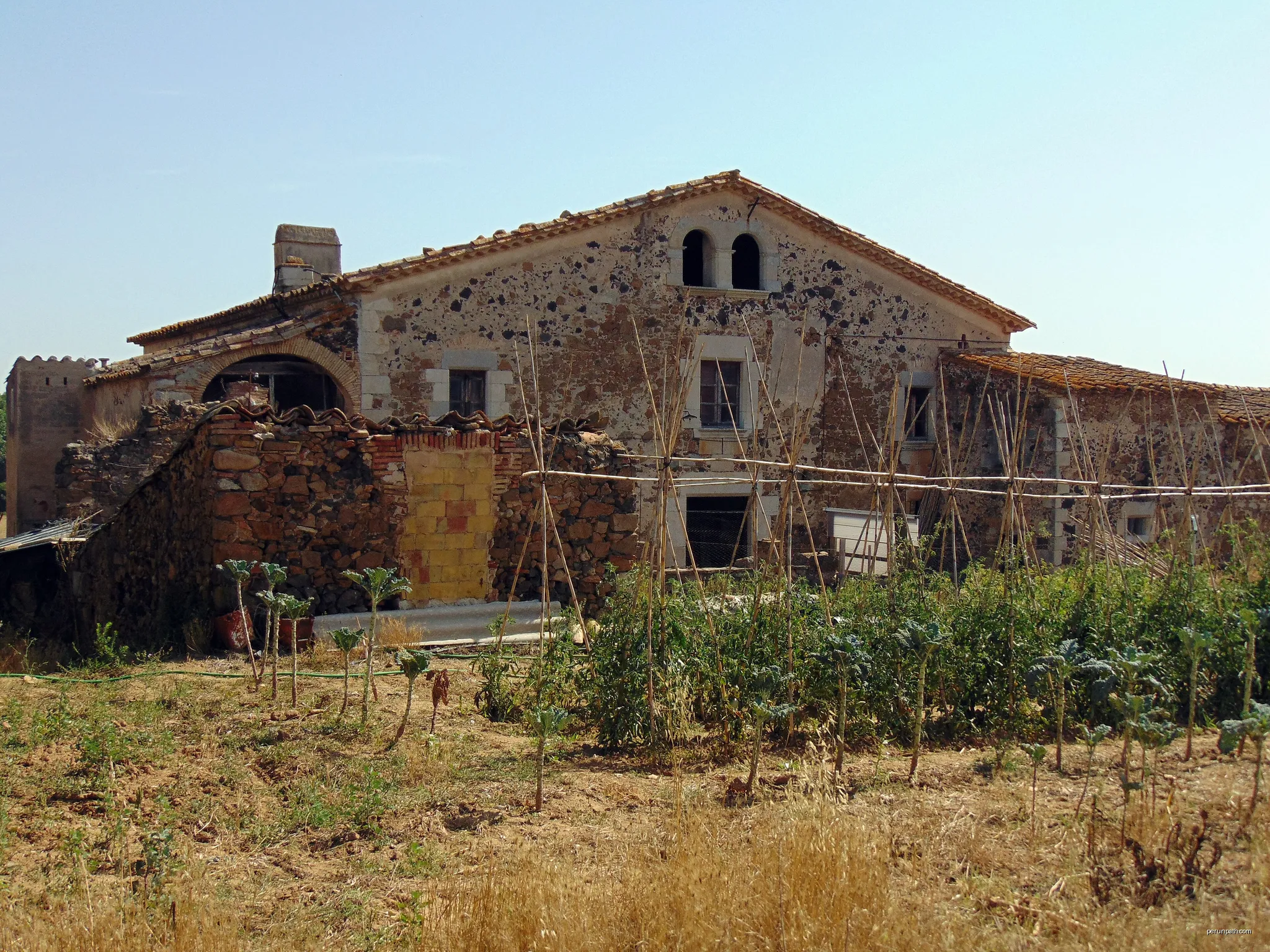 Can Gibert (Aiguaviva) | Autor: Josep Maria Viñolas Esteva | Licencja: CC BY-SA 4.0 | Źródło: Wikimedia Commons