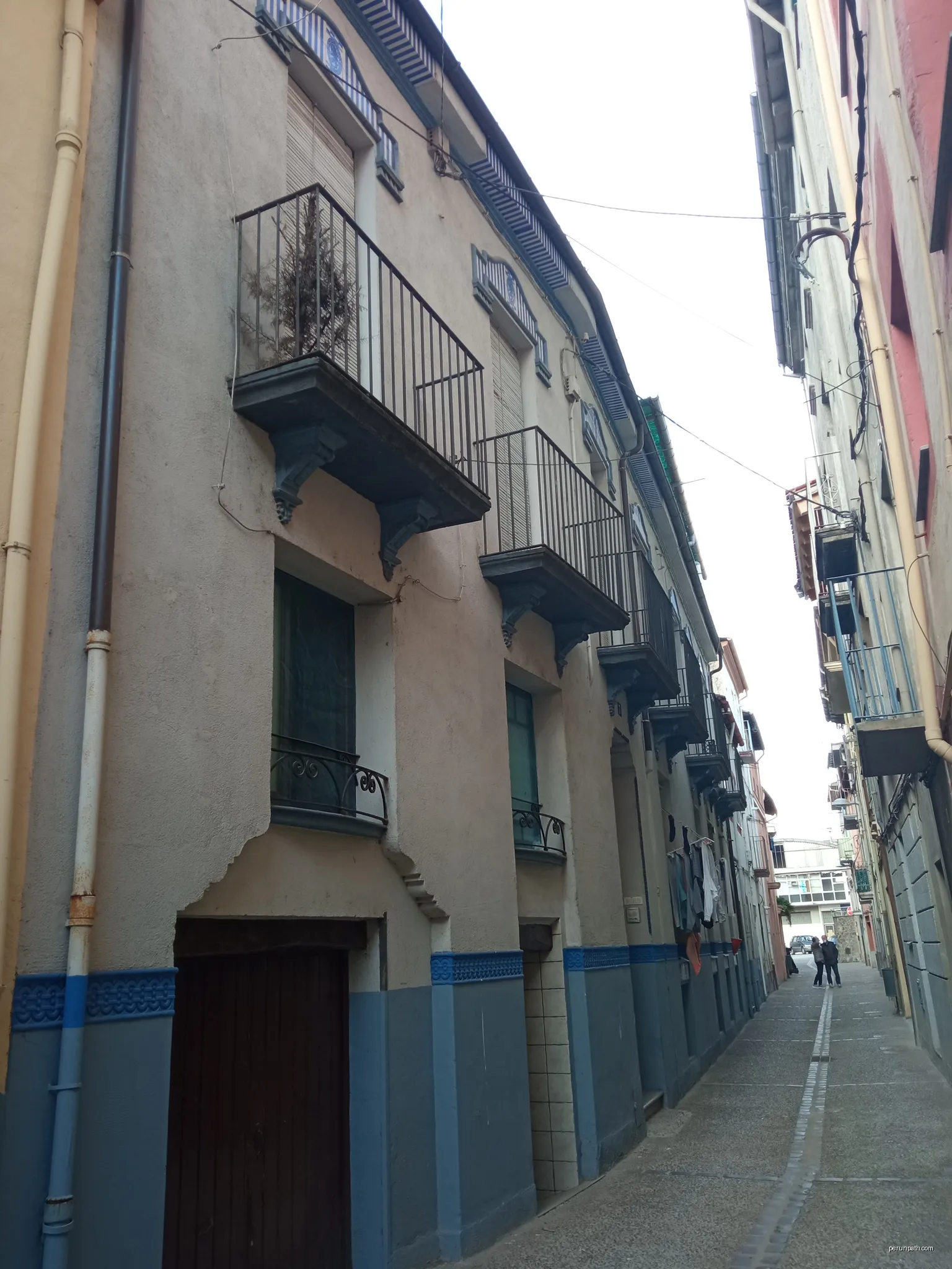 edifici | Autor: Mediatecaria | Licencja: CC BY-SA 4.0 | Źródło: Wikimedia Commons