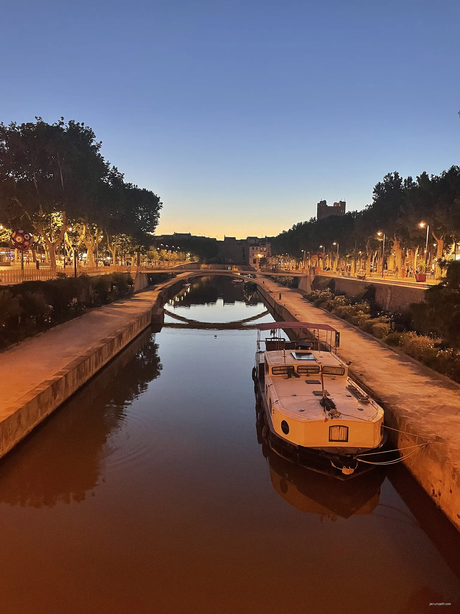 Beautiful canal in the center of Narbonne (Occitanie, France) | Autor: Einaz80 | Licencja: CC BY-SA 4.0 | Źródło: Wikimedia Commons