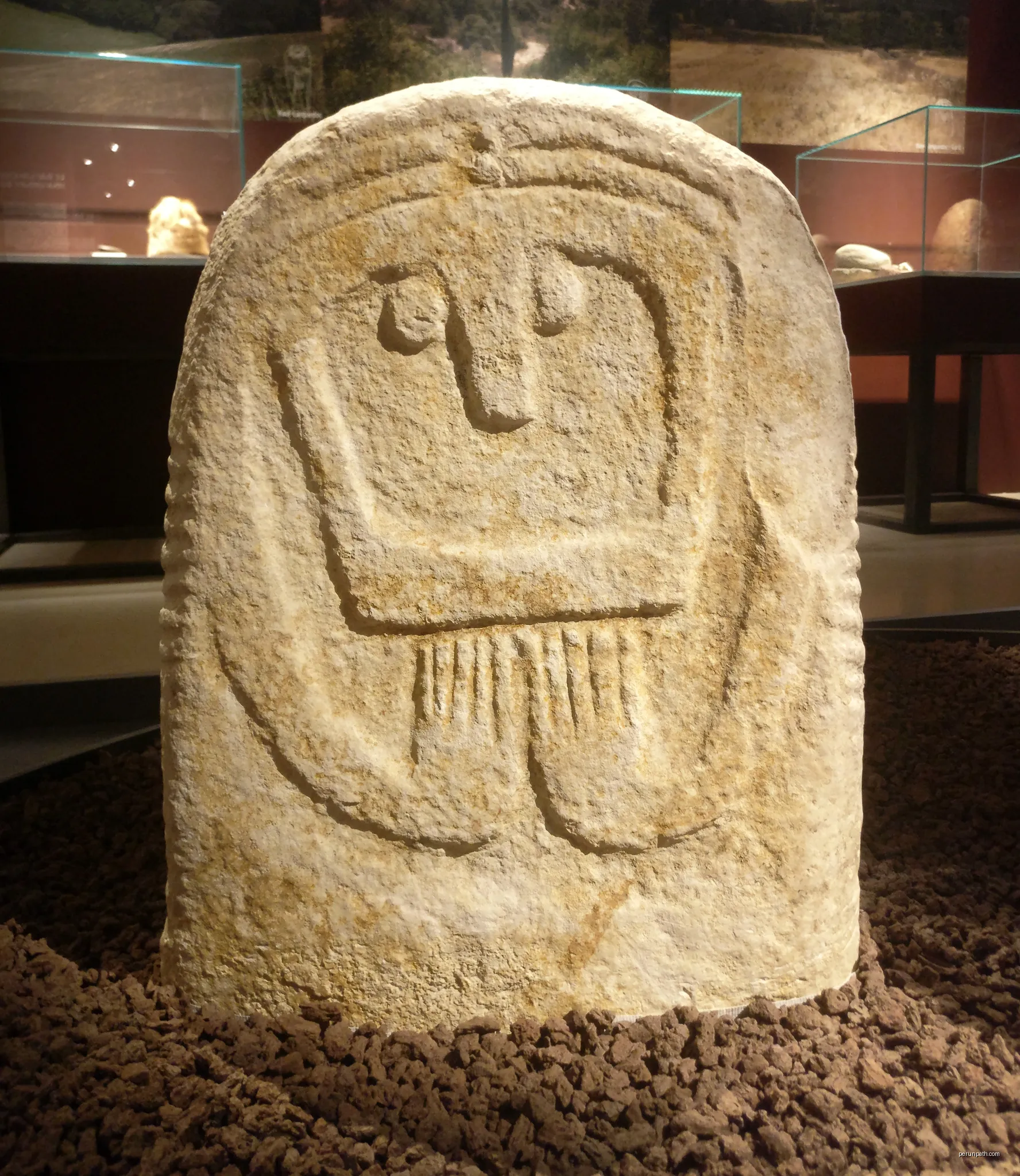 Statue-menhir de Candélaïre, Saint-Bénézet, Gard, France. | Autor: JYB Devot | Licencja: CC BY-SA 4.0 | Źródło: Wikimedia Commons