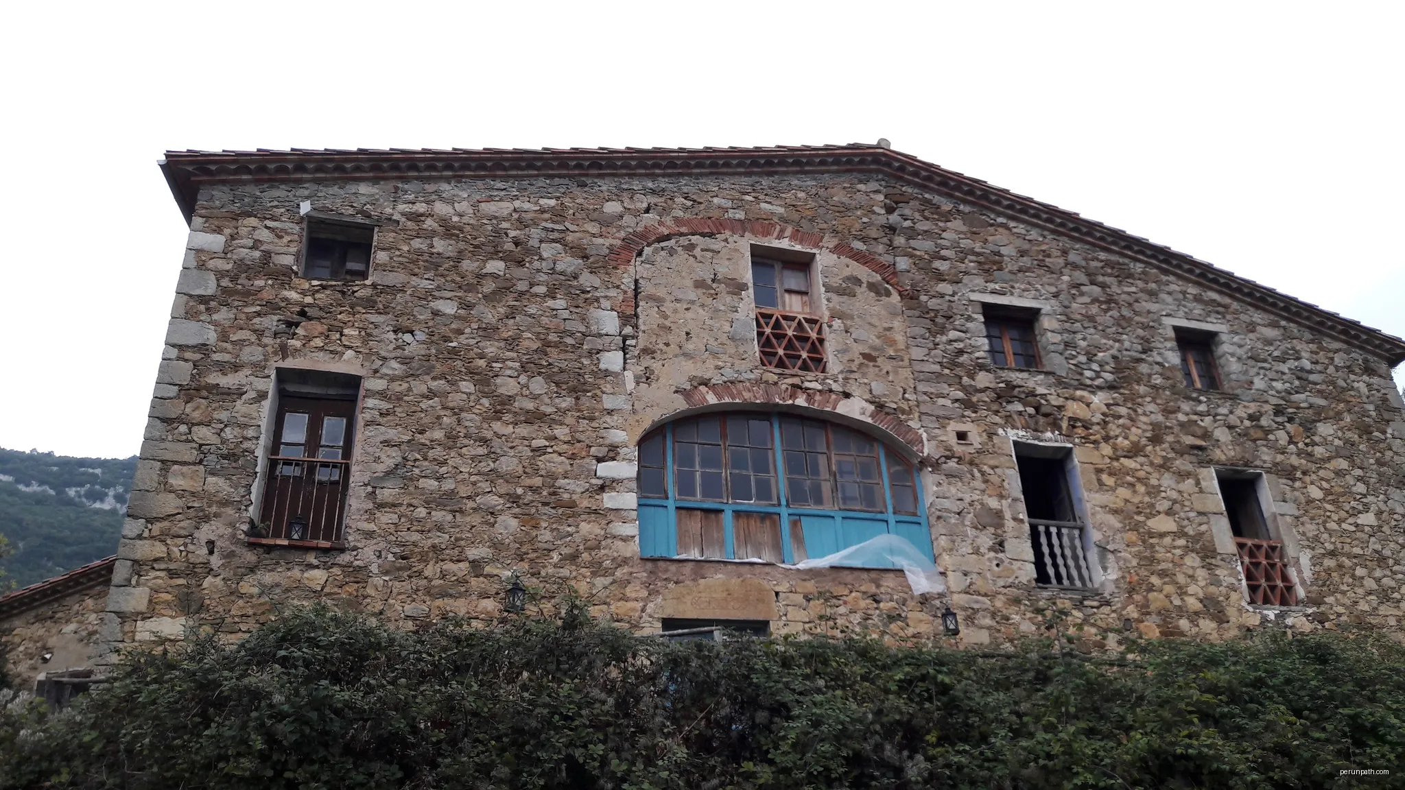 Masia de Can Nou de Bassegoda (Albanyà) | Autor: Maite oliva alsina | Licencja: CC BY-SA 4.0 | Źródło: Wikimedia Commons