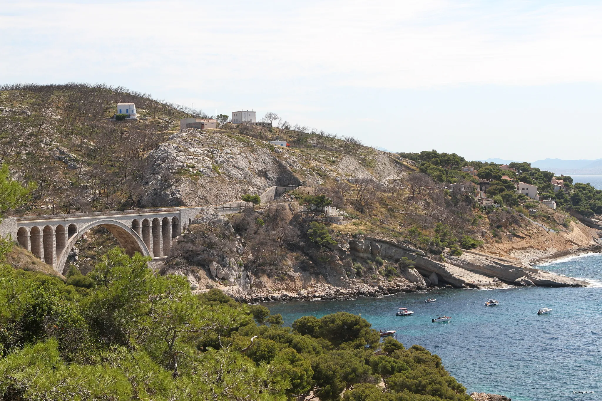 Vue sur la calanque des Eaux-salées‎ depuis le cap de la Vierge, Carry-le-Rouet (Bouches-du-Rhône, France) | Autor: Georges Seguin (Okki) | Licencja: CC BY-SA 4.0 | Źródło: Wikimedia Commons