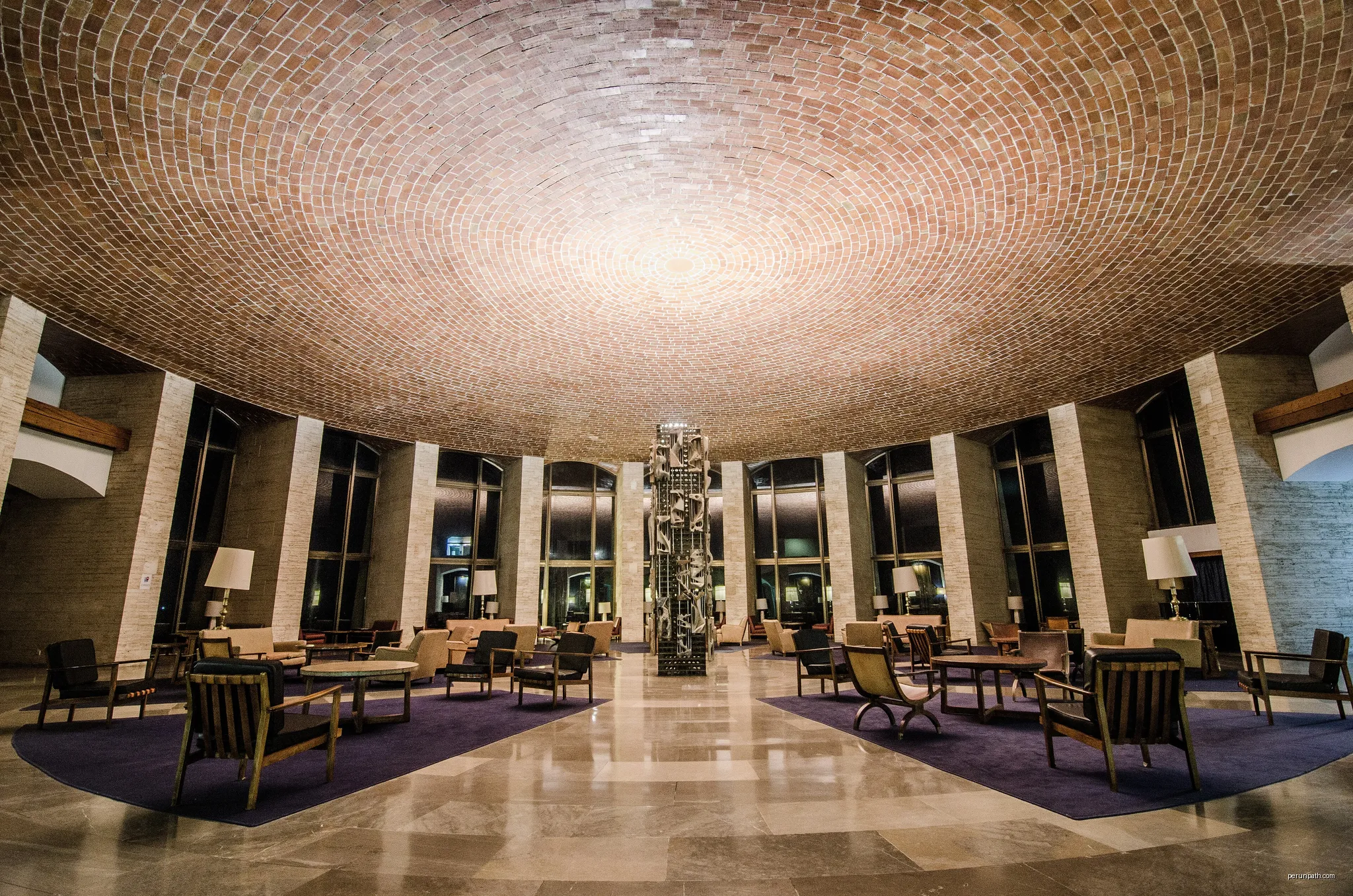 the hotel main hall | Autor: Michele Ursino | Licencja: CC BY-SA 2.0 | Źródło: Wikimedia Commons