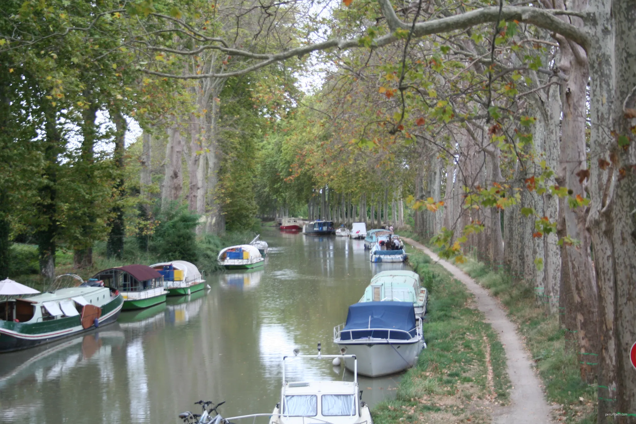 Capestang (Hérault) - Canal du Midi | Autor: Fagairolles 34 | Licencja: CC BY-SA 4.0 | Źródło: Wikimedia Commons