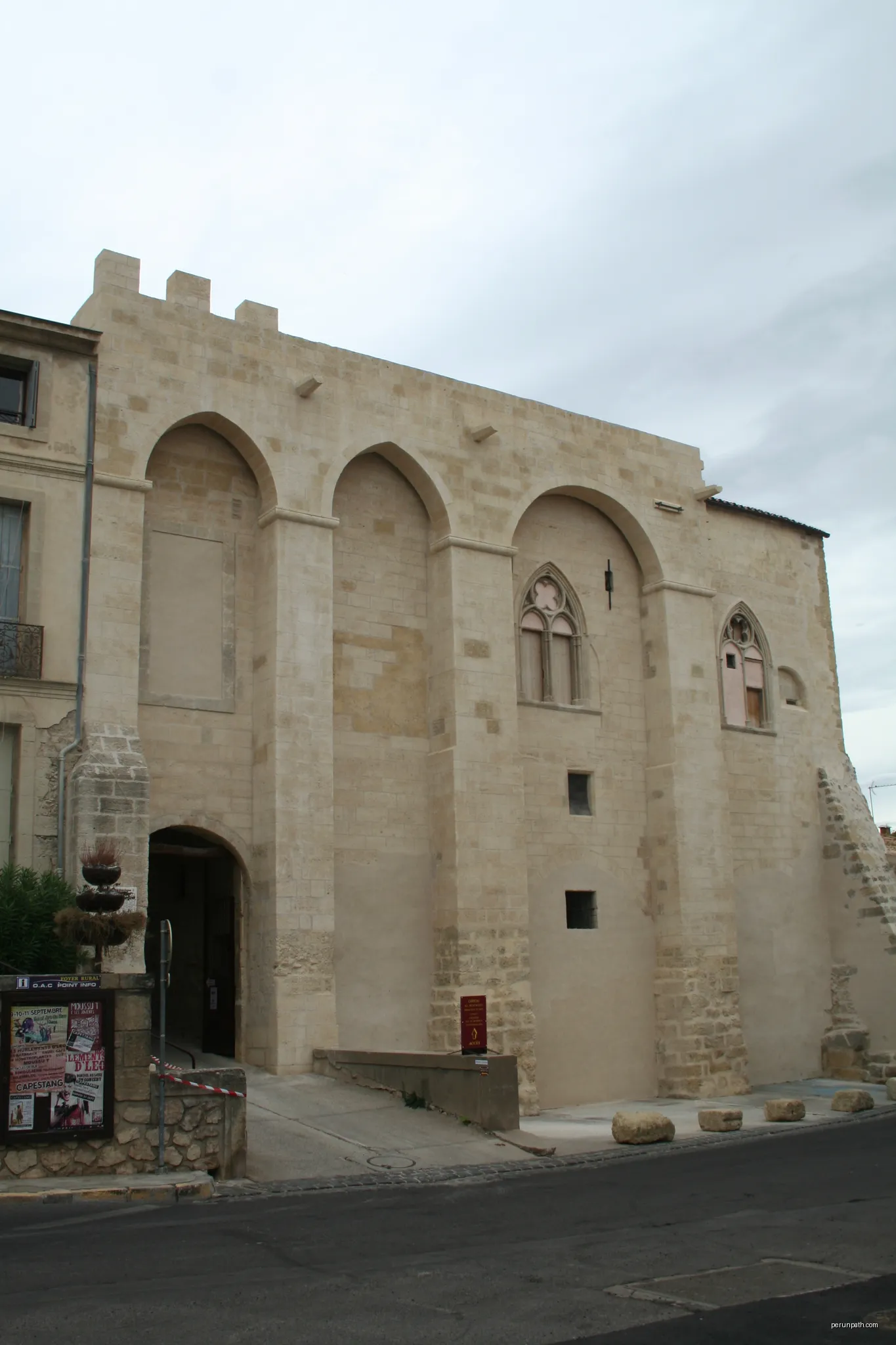 Capestang (Hérault) - Château des archevêques de Narbonne, façade extérieure | Autor: Fagairolles 34 | Licencja: CC BY-SA 4.0 | Źródło: Wikimedia Commons