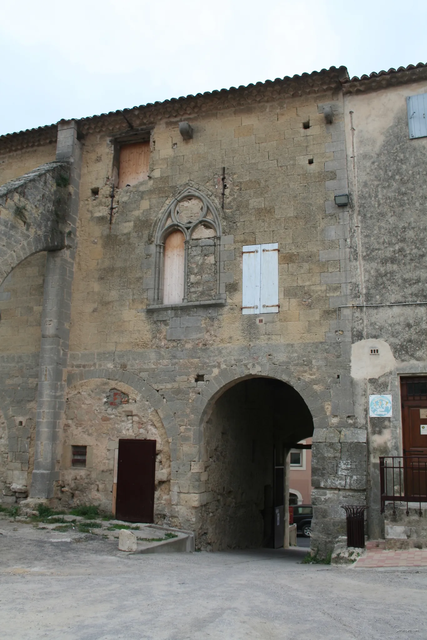 Capestang (Hérault) - Château des archevêques de Narbonne, façade intérieure | Autor: Fagairolles 34 | Licencja: CC BY-SA 4.0 | Źródło: Wikimedia Commons
