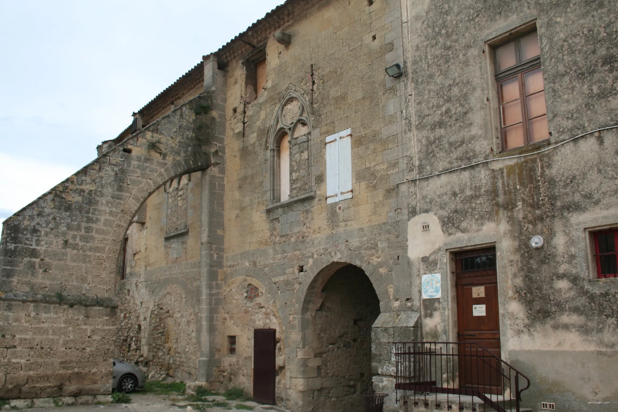 Capestang (Hérault) - Château des archevêques de Narbonne, façade intérieure | Autor: Fagairolles 34 | Licencja: CC BY-SA 4.0 | Źródło: Wikimedia Commons