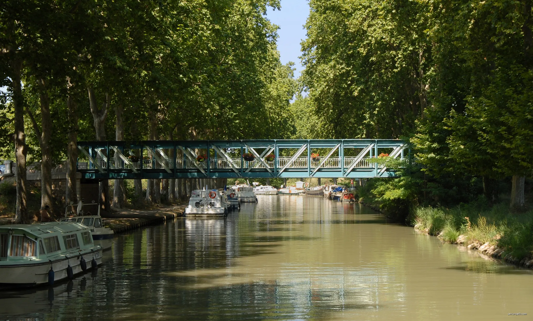 Bridge over the Canal du Midi at Capestang, Hérault, France | Autor: P e z i | Licencja: CC BY-SA 3.0 | Źródło: Wikimedia Commons