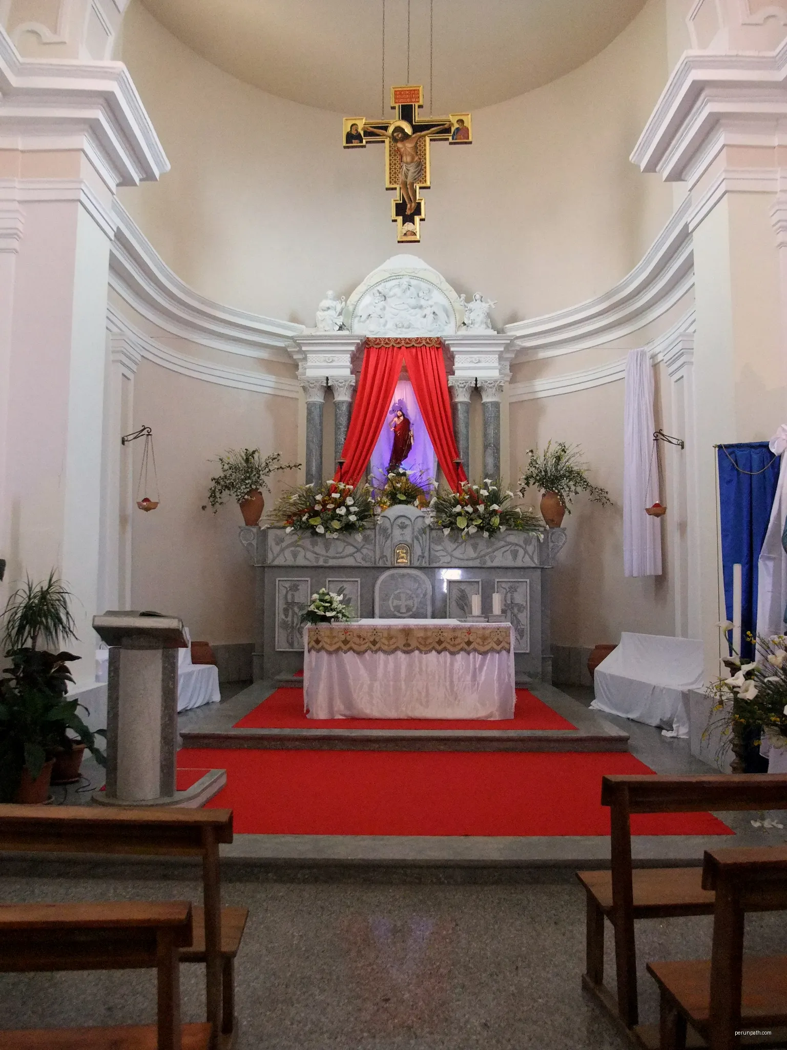 Calabria is the southernmost region of the Italian peninsula. Altar of the church Chiesa di San Gennero in the municipality Caroniti. | Autor: Nikater | Licencja: Public domain | Źródło: Wikimedia Commons