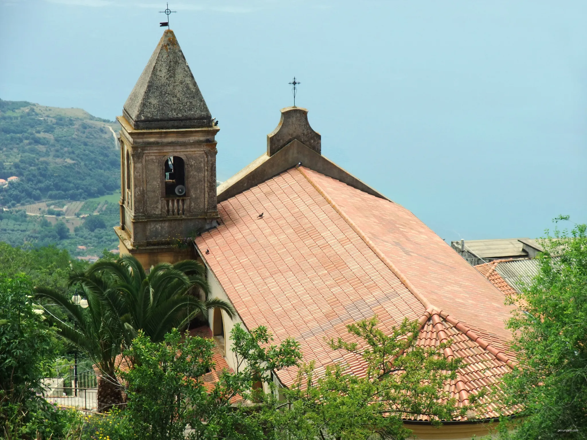 Calabria is the southernmost region of the Italian peninsula. View of the church Chiesa di San Gennero in the municipality Caroniti. | Autor: Nikater | Licencja: Public domain | Źródło: Wikimedia Commons