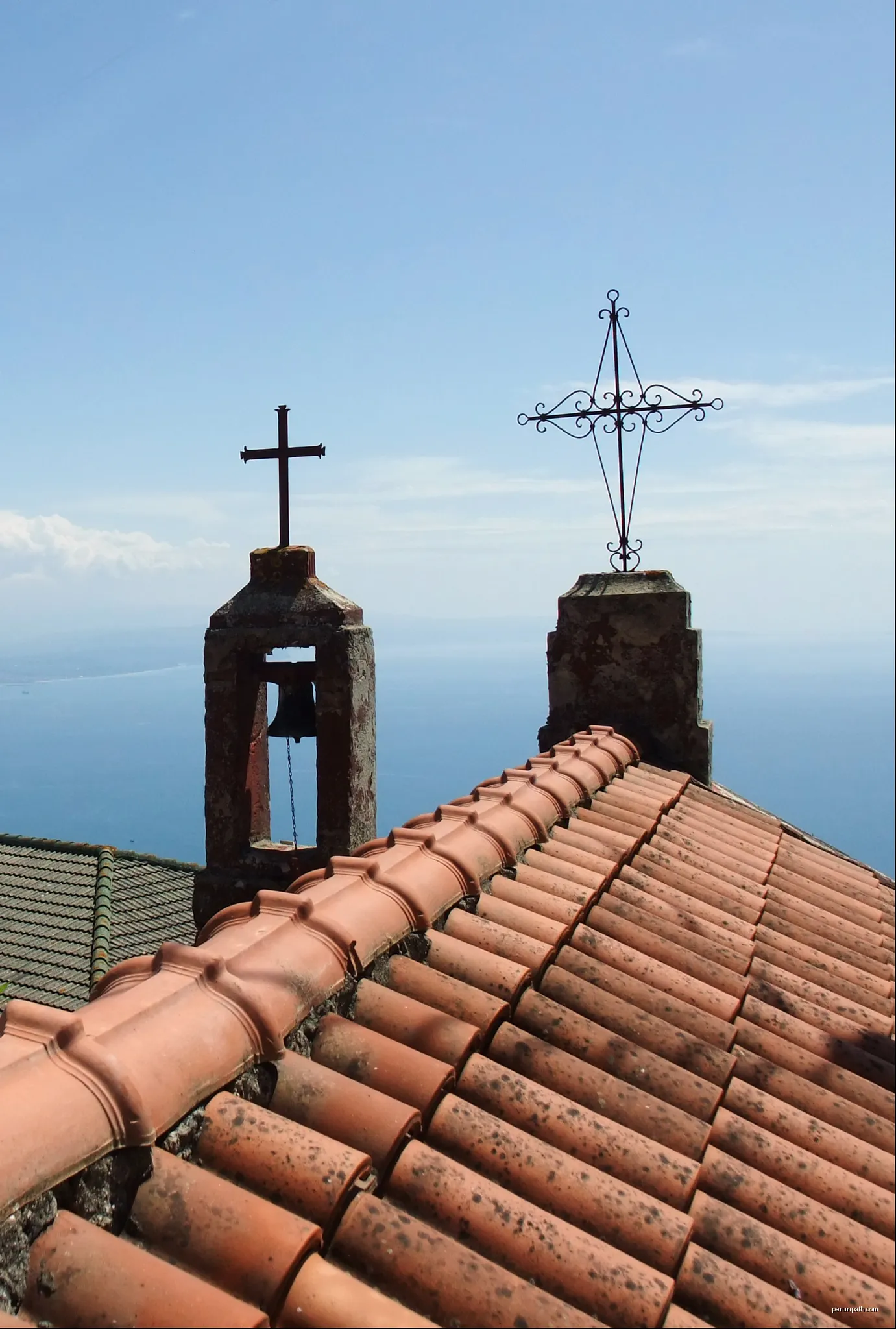 Calabria is the southernmost region of the Italian peninsula. Roof of the church Chiesa di San Gennero in the municipality Caroniti. | Autor: Nikater | Licencja: Public domain | Źródło: Wikimedia Commons
