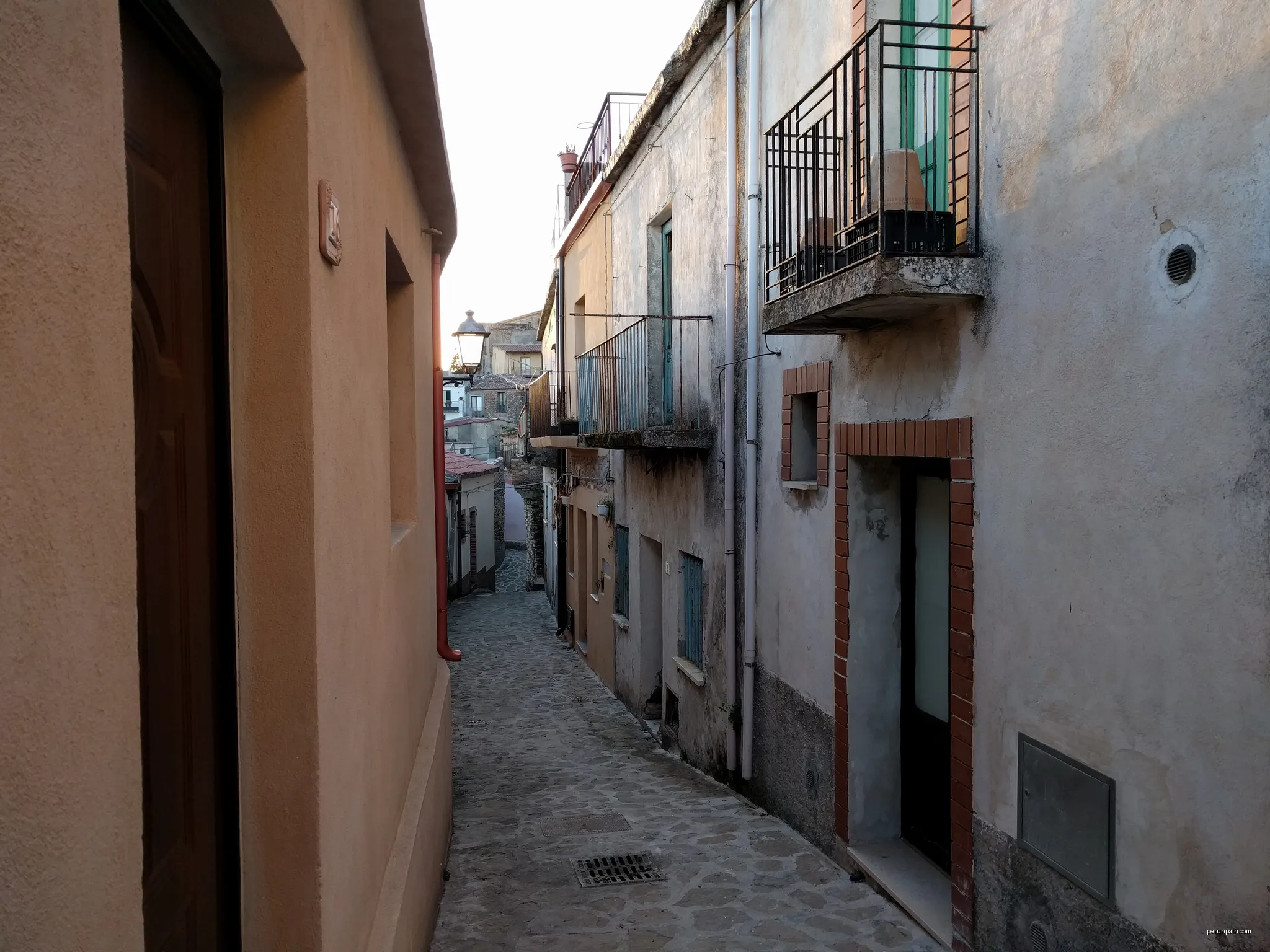 Carrer de Bova | Autor: Mmoyaq | Licencja: CC BY-SA 4.0 | Źródło: Wikimedia Commons