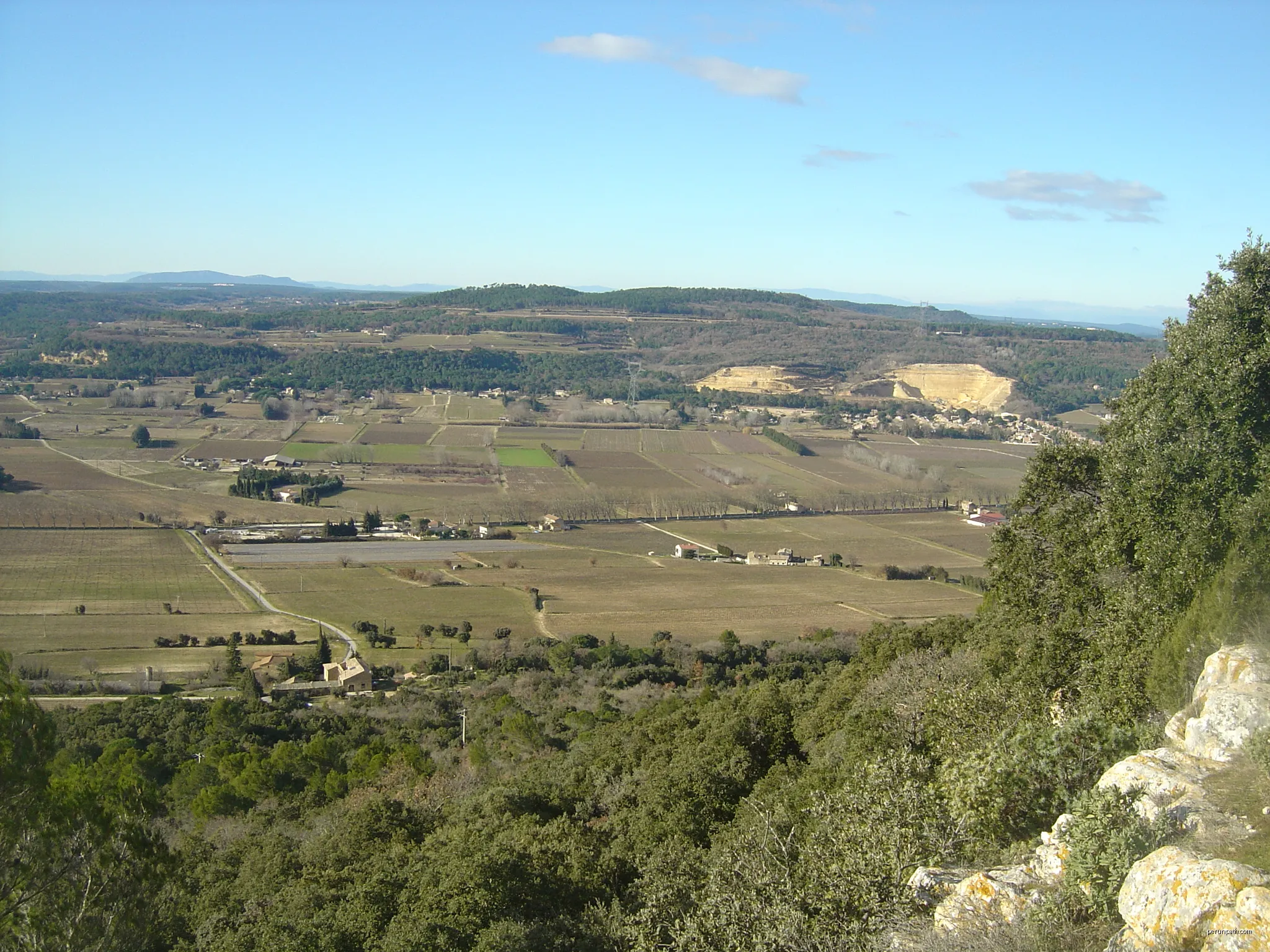 Vue depuis le plateau de Lacau (à proximité de la chapelle Saint-Pierre de Castres) sur le Mas des Boutes plus bas et sur la carrière de sable du Devois de l'Estang plus loin à droite. | Autor: RhôneA7 | Licencja: CC BY-SA 4.0 | Źródło: Wikimedia Commons