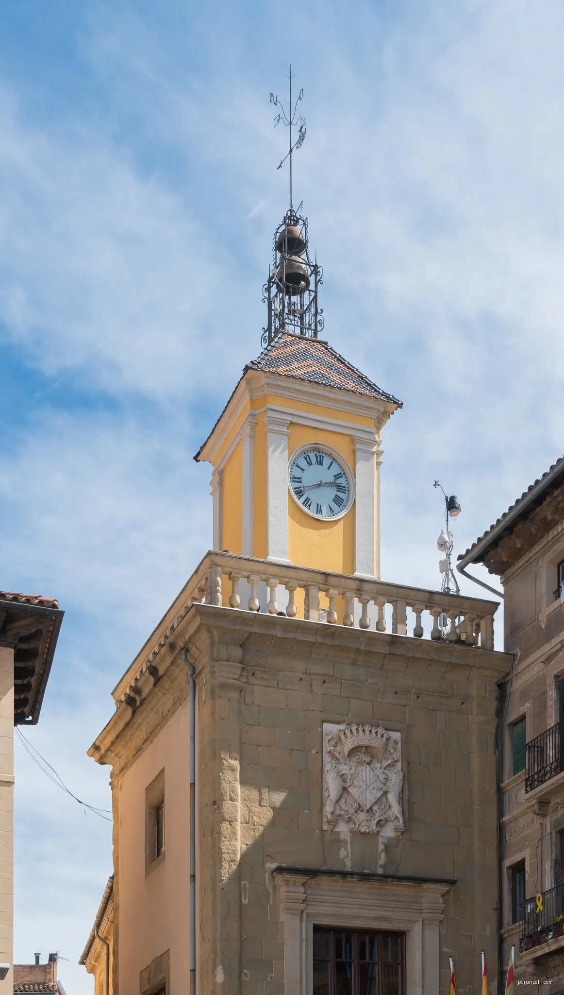 Clock tower of the Casa de la Ciutat in Vic, Catalonia, Spain | Autor: Krzysztof Golik | Licencja: CC BY-SA 4.0 | Źródło: Wikimedia Commons