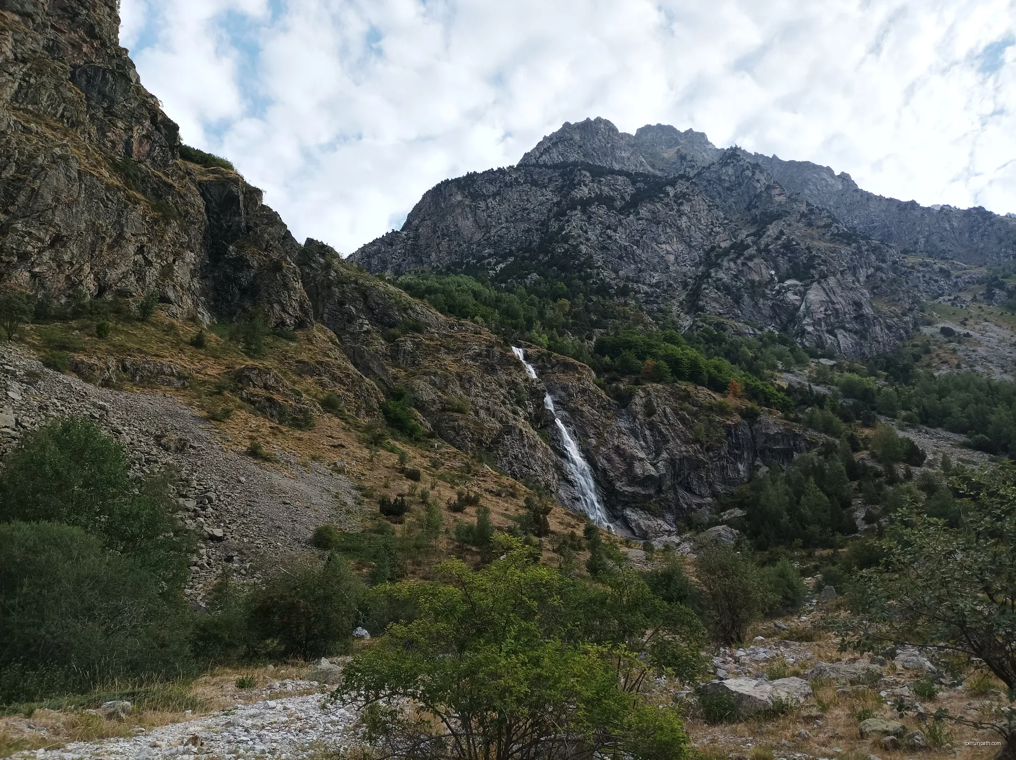 Vue sur la Cascade de la Pisse depuis la vallée du Font-Turbat en Valjouffrey, en août 2022. | Autor: Nouill | Licencja: CC BY-SA 4.0 | Źródło: Wikimedia Commons