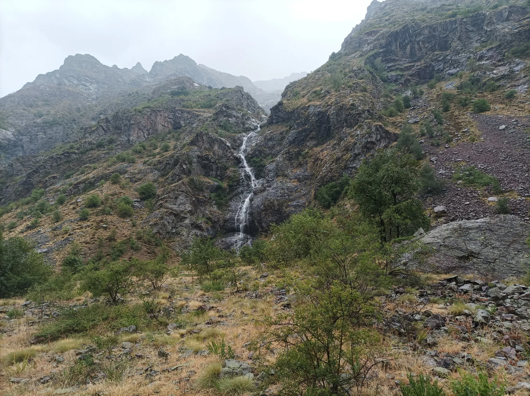 Vue sur la Cascade de la Pisse depuis la vallée du Font-Turbat en Valjouffrey, en août 2022. | Autor: Nouill | Licencja: CC BY-SA 4.0 | Źródło: Wikimedia Commons