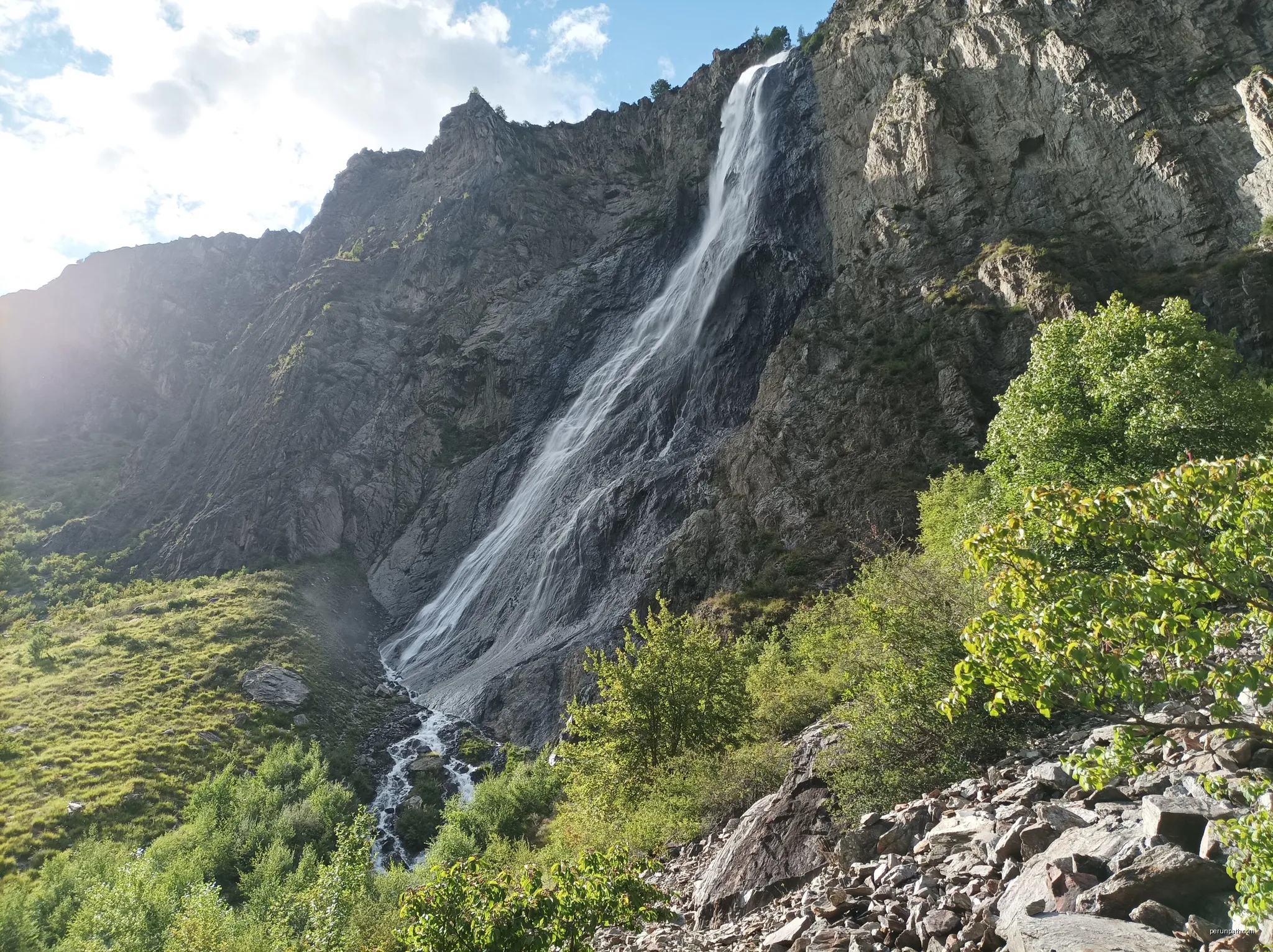 La Cascade de la Pisse depuis la vallée de la Romanche en juillet 2025. | Autor: Nouill | Licencja: CC BY 4.0 | Źródło: Wikimedia Commons