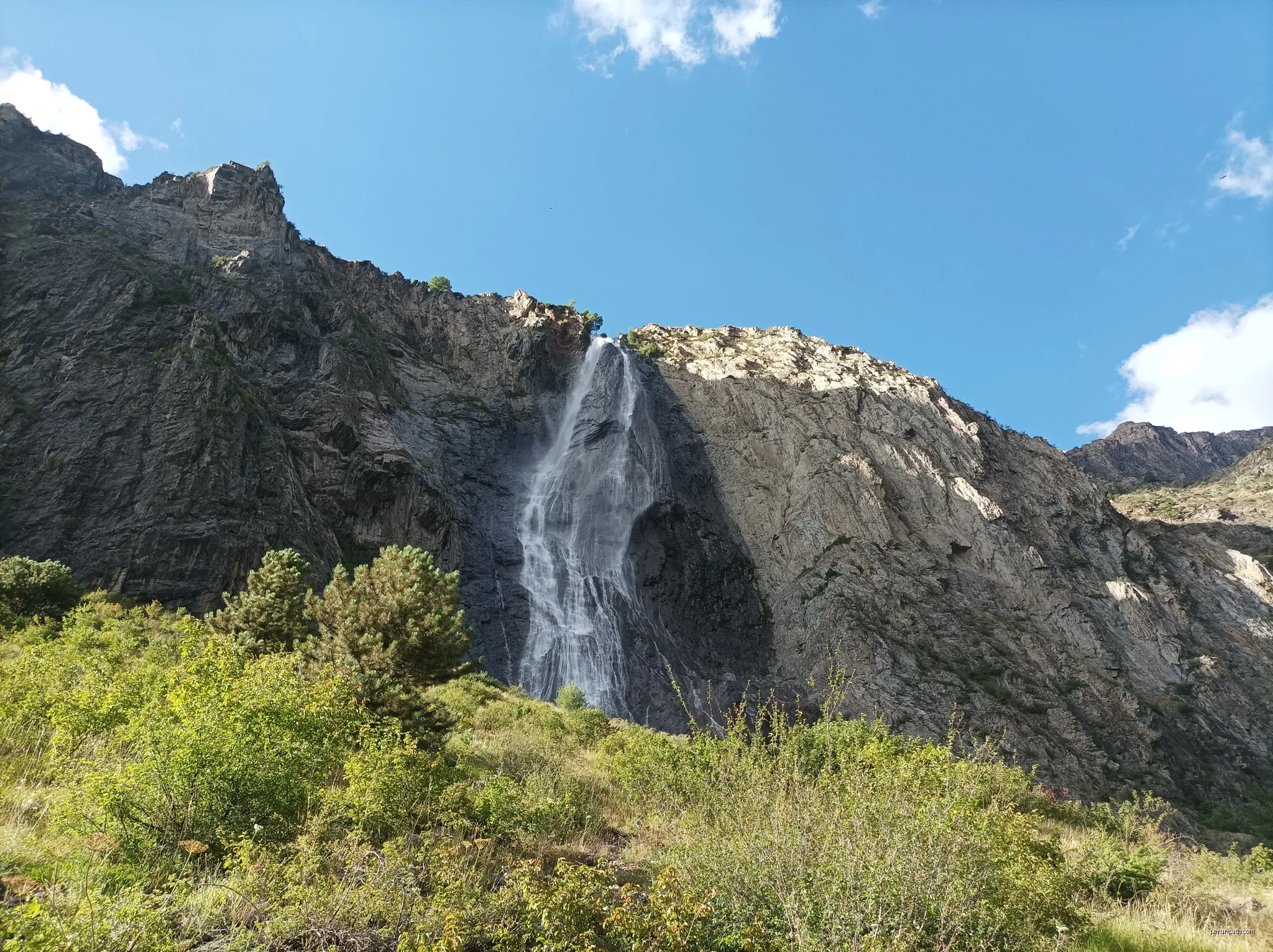 La Cascade de la Pisse depuis la vallée de la Romanche en juillet 2025. | Autor: Nouill | Licencja: CC BY 4.0 | Źródło: Wikimedia Commons