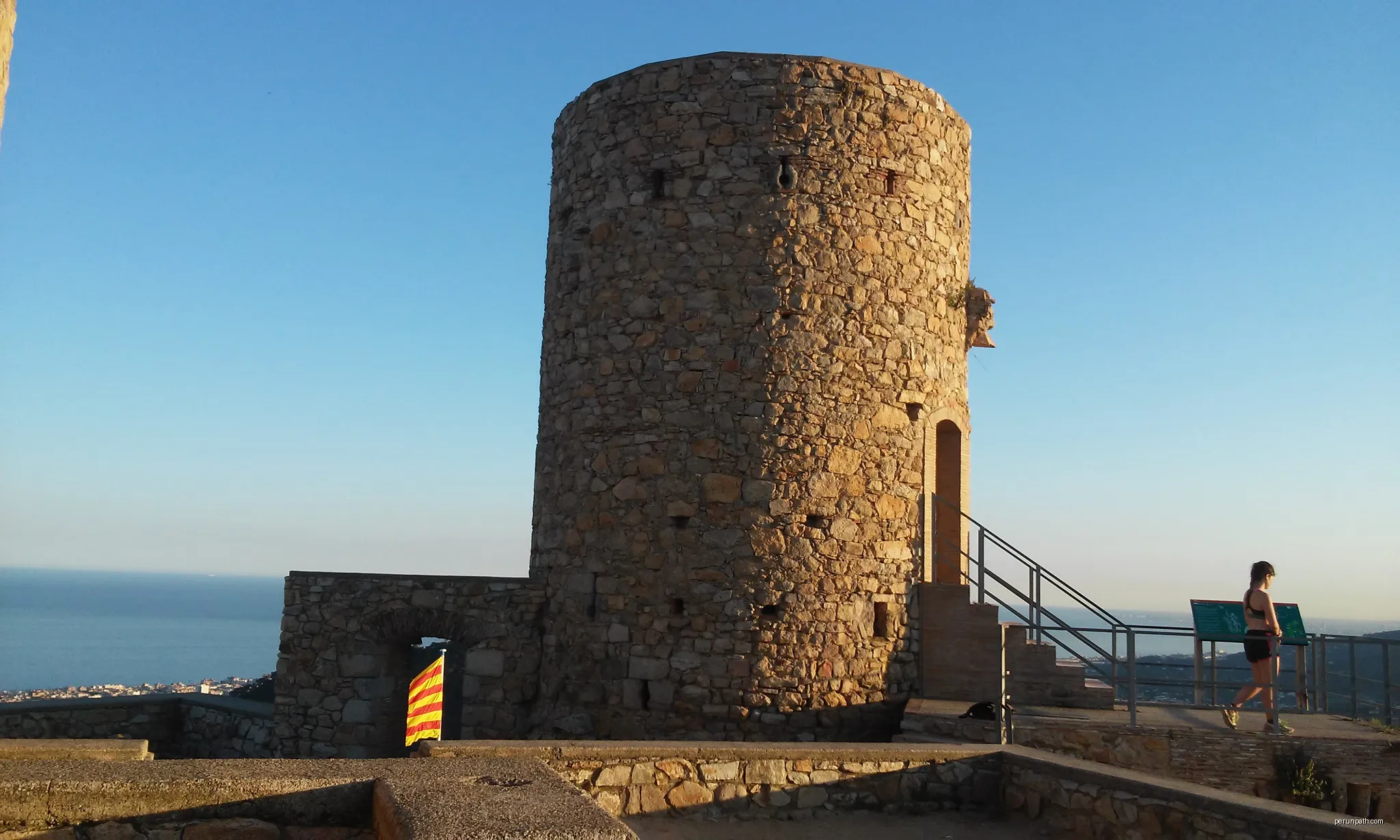 Castell de Burriac | Autor: Víctor Perea Ros | Licencja: CC BY-SA 4.0 | Źródło: Wikimedia Commons