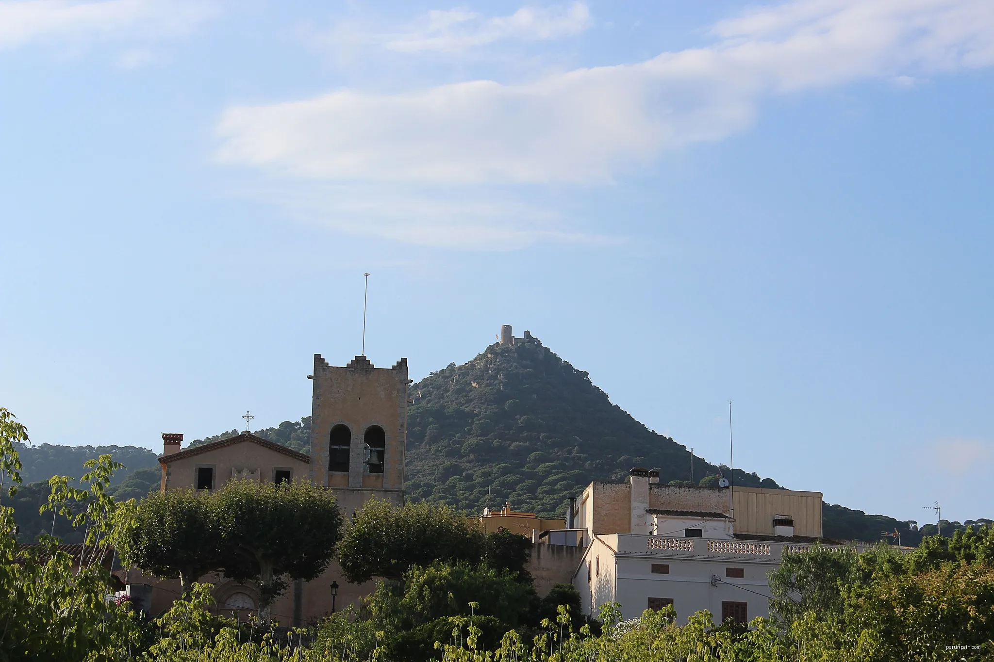 Costa del Maresma  - Al fons el Castell de Burriac, Cabrera de Mar. | Autor: Maria planas aulet | Licencja: CC BY-SA 3.0 es | Źródło: Wikimedia Commons