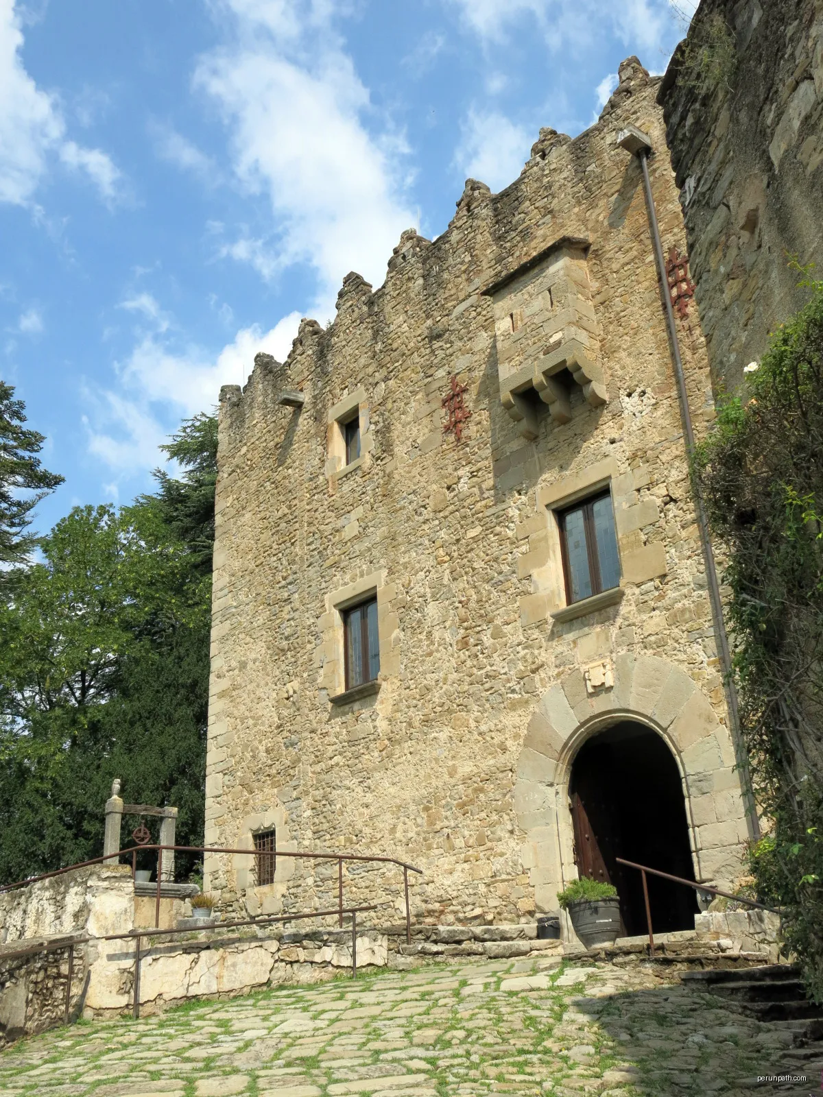 Castell de Montesquiu | Autor: Enfo | Licencja: CC BY-SA 3.0 | Źródło: Wikimedia Commons