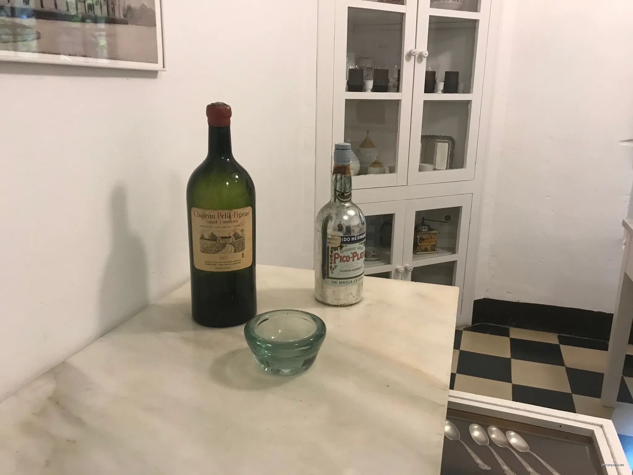 Castell de Púbol: Château Figeac Petit-Figeac 1967 i Moscatel Pico Plata | Autor: Davidpar | Licencja: CC BY-SA 4.0 | Źródło: Wikimedia Commons