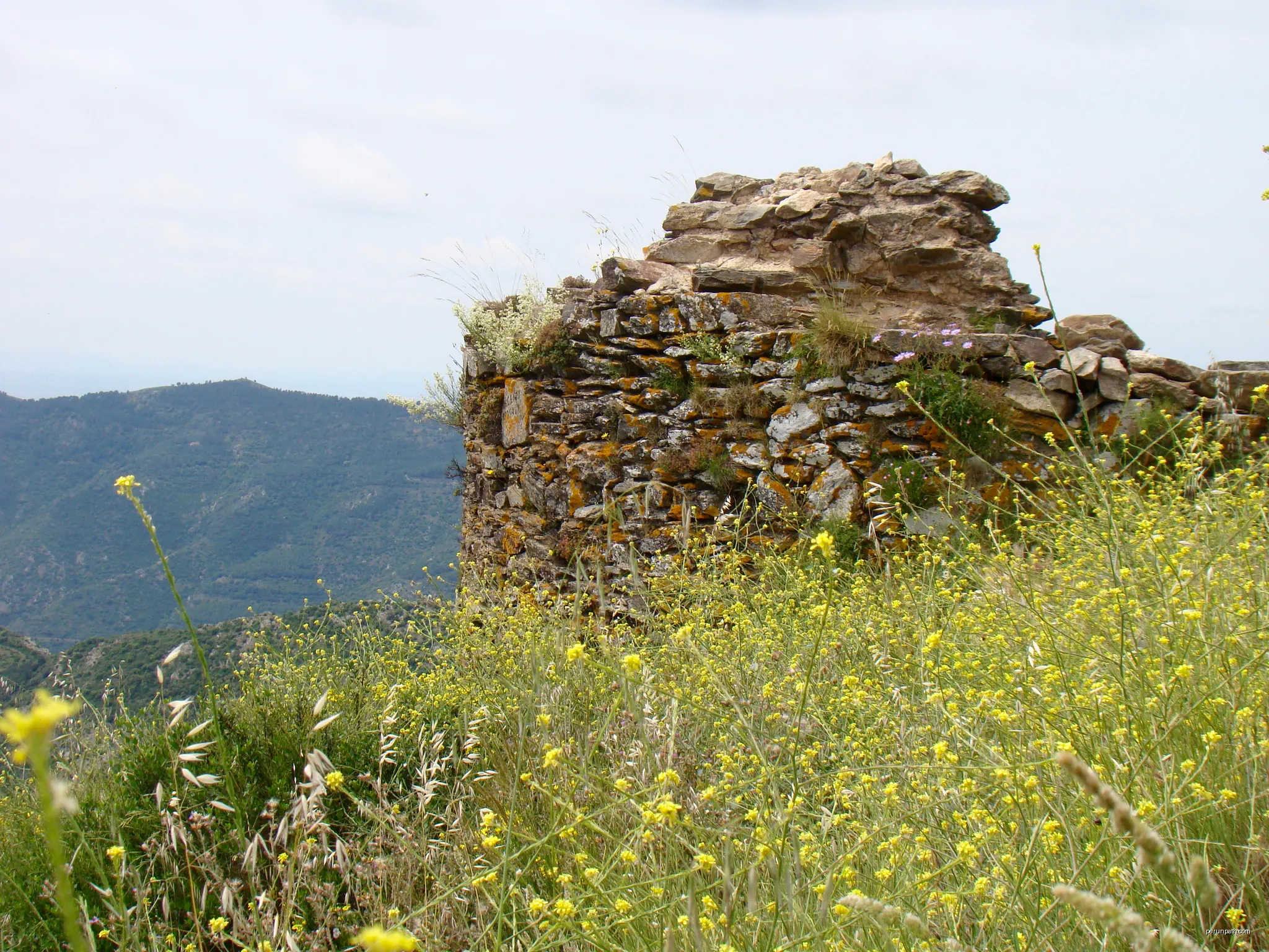 Castell de Querroig | Autor: El Caro | Licencja: CC BY-SA 4.0 | Źródło: Wikimedia Commons