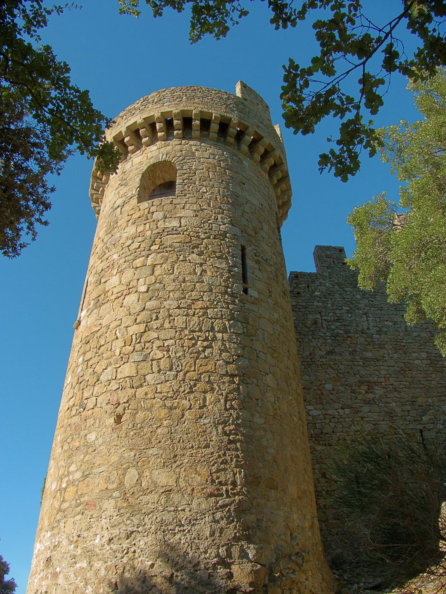 Façade nord du château de Requesens, La Jonquera (Haut-Ampurdan, Gérone, Catalogne, Espagne) | Autor: Bertrand GRONDIN  → (Talk) | Licencja: CC BY-SA 3.0 | Źródło: Wikimedia Commons