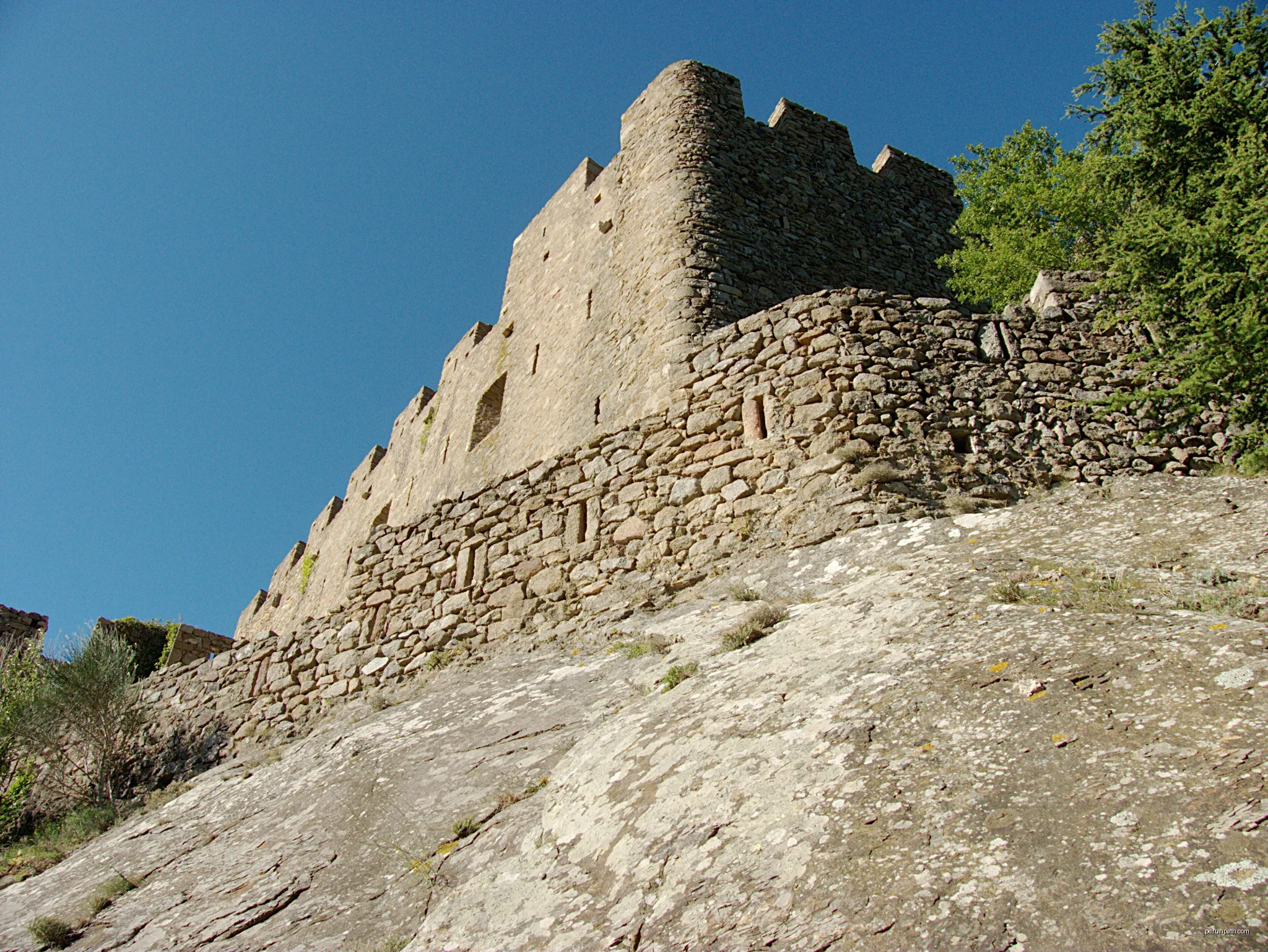 Mur de pièce d'habitation, château de Requesens, La Jonquera (Haut-Ampurdan, Gérone, Catalogne, Espagne) | Autor: Bertrand GRONDIN  → (Talk) | Licencja: CC BY-SA 3.0 | Źródło: Wikimedia Commons