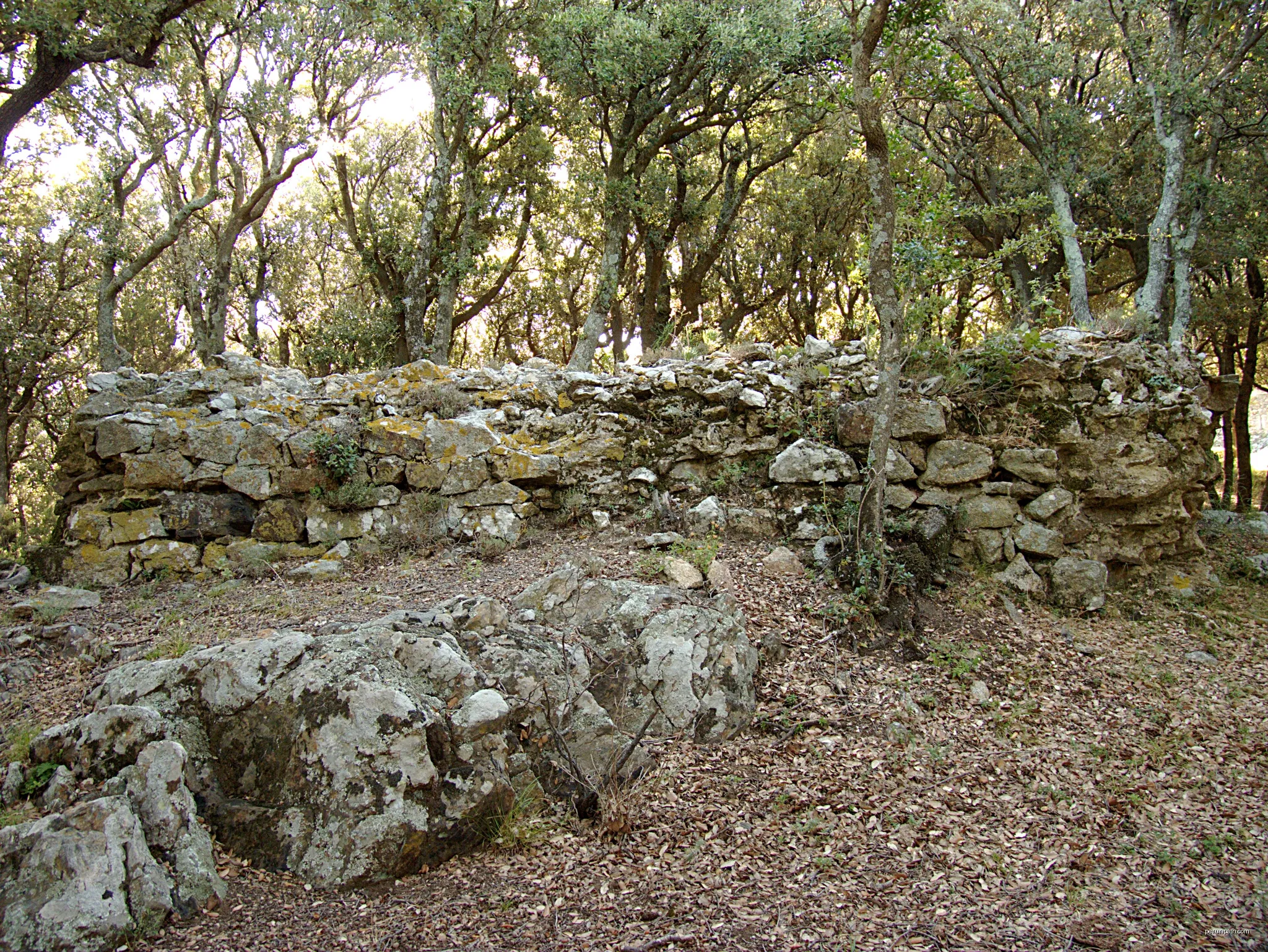 Tour de défense extérieure du château de Requesens, La Jonquera (Haut-Ampurdan, Gérone, Catalogne, Espagne) | Autor: Bertrand GRONDIN  → (Talk) | Licencja: CC BY-SA 3.0 | Źródło: Wikimedia Commons