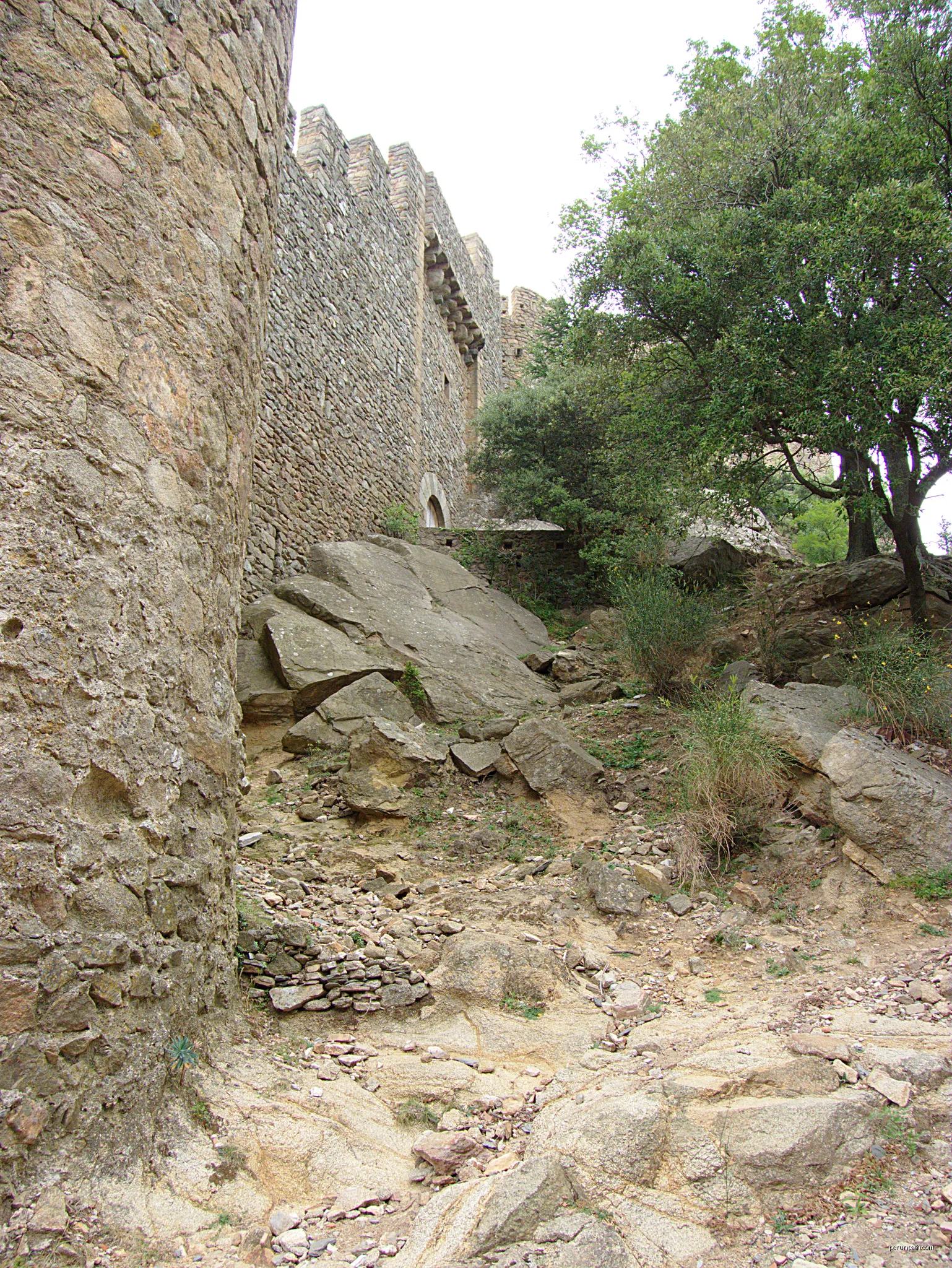 Mur nord-est du Château de Requesens, La Jonquera (Haut-Ampurdan, Gérone, Catalogne, Espagne) | Autor: Bertrand GRONDIN  → (Talk) | Licencja: CC BY-SA 3.0 | Źródło: Wikimedia Commons