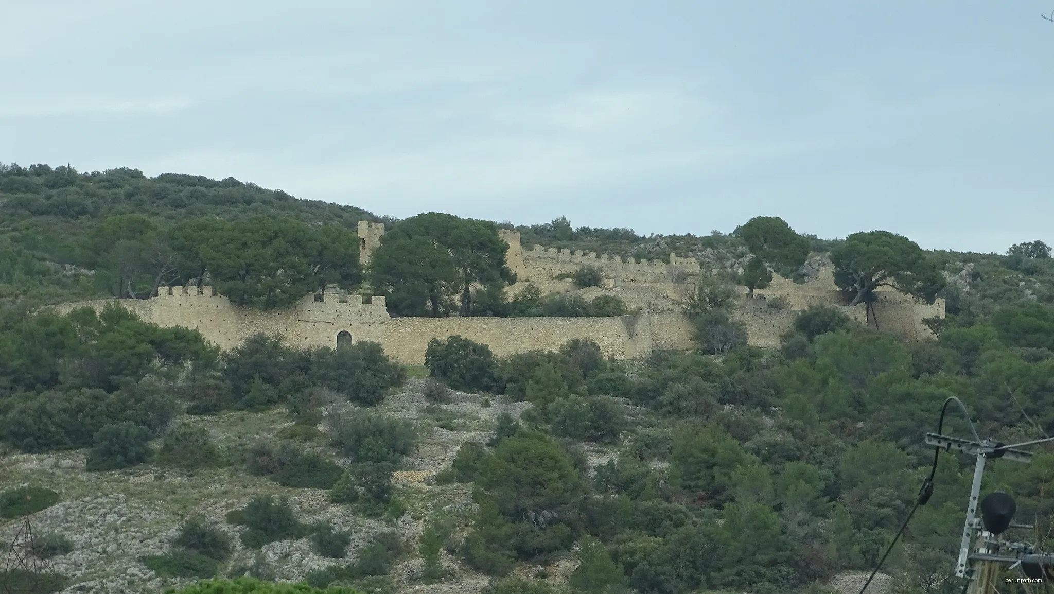 Forteresse médiévale située sur la commune de Montpeyroux dans l'Hérault (34). | Autor: Selmoval | Licencja: CC BY-SA 4.0 | Źródło: Wikimedia Commons