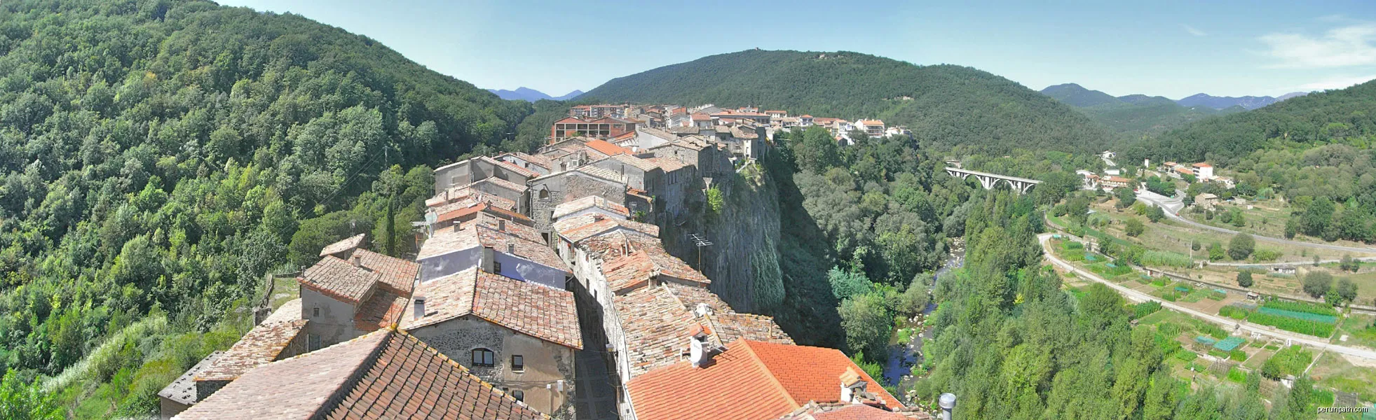 Castellfollit de la Roca des del campanar vell | Autor: jordi domènech | Licencja: CC BY-SA 3.0 | Źródło: Wikimedia Commons