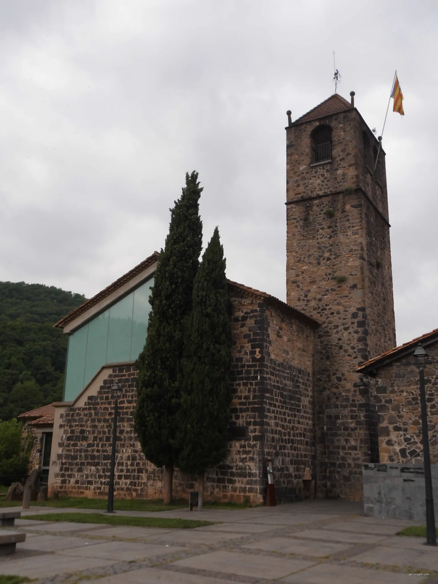 Església de Sant Salvador de Castellfollit de la Roca | Autor: Herodotptlomeu | Licencja: CC BY-SA 4.0 | Źródło: Wikimedia Commons