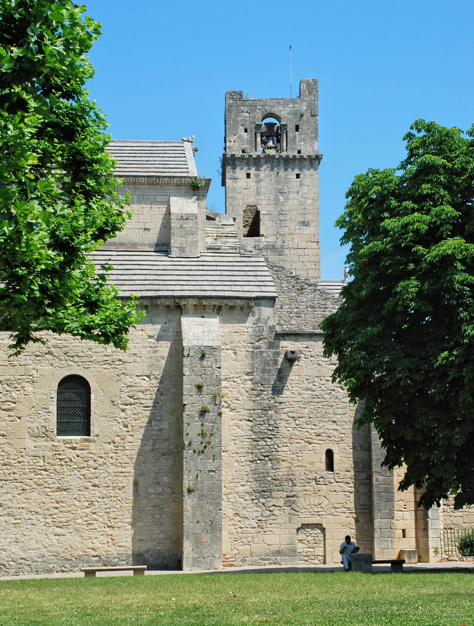 France - Vaucluse - Vaison-la-Romaine - Cathédrale Notre-Dame-de-Nazareth | Autor: EmDee | Licencja: CC BY-SA 4.0 | Źródło: Wikimedia Commons