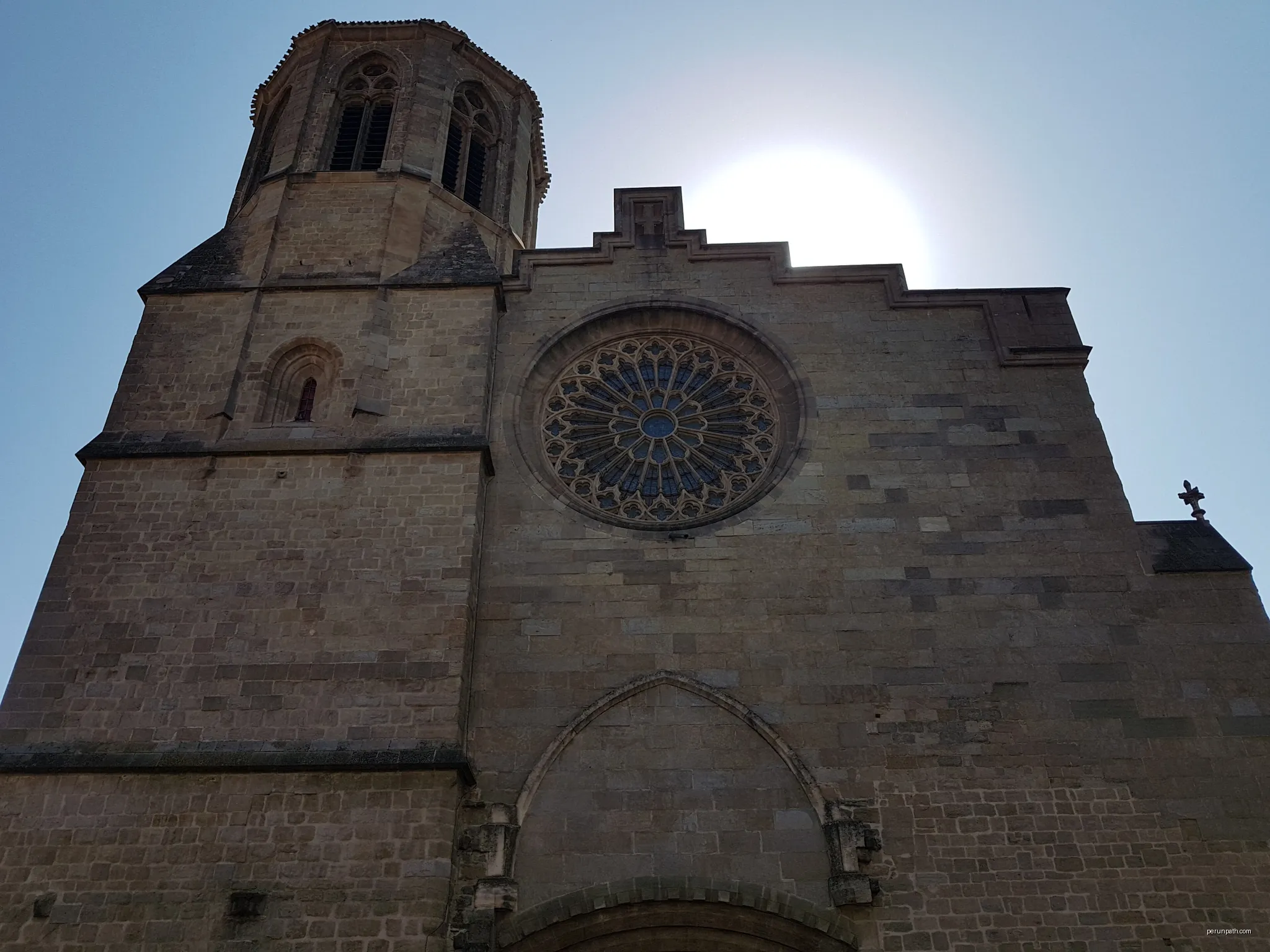 Exterior of Cathédrale Saint-Michel de Carcassonne | Autor: John Samuel | Licencja: CC BY-SA 4.0 | Źródło: Wikimedia Commons